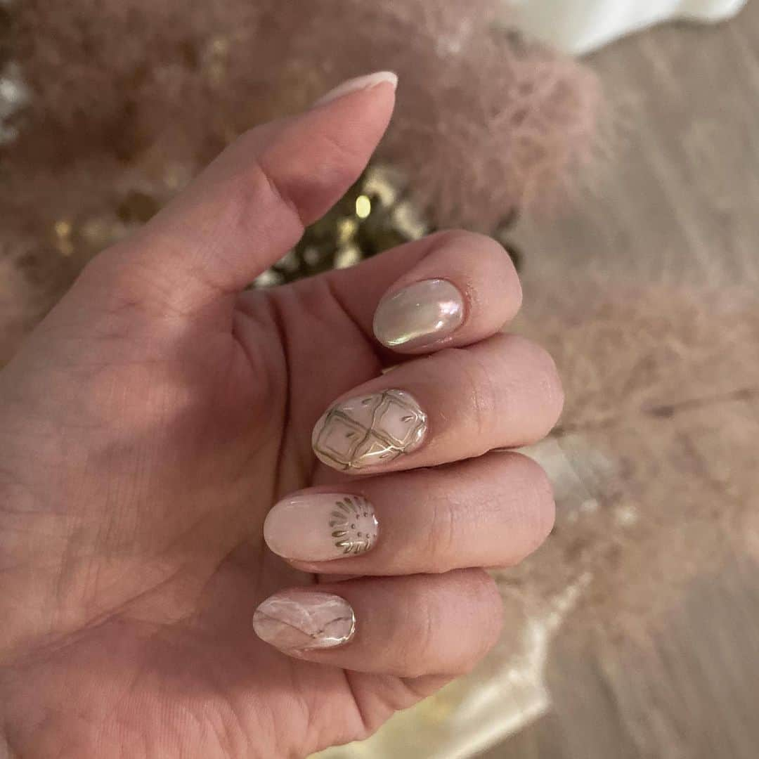 仲村美香さんのインスタグラム写真 - (仲村美香Instagram)「先日ネイルも変えたよー💅💕 @nailsalon_factorygirl  恵比寿店の店長、 パクちゃんにやってもらった♡ このデザイン気に入り過ぎて 少し変えながら3回目🤣🤣❣️ 今回は白っぽくしてもらった♡ 全部手描きなんだよ😢💕 かわゆい♡♡♡ ・ ・ ・ 私とお揃いデザインは 1万円でできます♡ 予約時にお伝えくださいー✨ もう7年ぐらい通ってる ネイルサロンだよ❤️ デザイン考えなくても可愛いくしてくれるから嬉しい🤤✨ ・ ・ ・ ・ #nail#nailart#jelnail#ネイル#ネイルアート#ジェルネイル#オーロラネイル#ミラーネイル#シンプルネイル#ネイルデザイン」11月17日 18時45分 - mikapu0519