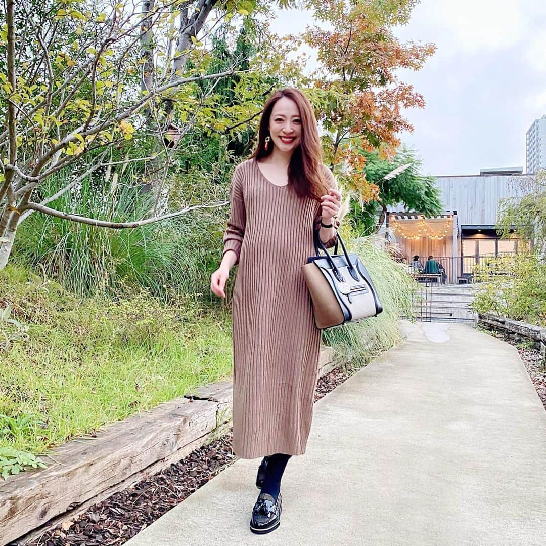 磯部奈央さんのインスタグラム写真 - (磯部奈央Instagram)「Coordinate🤰 . やっぱりニットワンピは楽ちん‼️ . Ｖネックだったり、スリット入ってたり、縦ラインを綺麗に見せてくれるデザインがありがたいです🤰 . . . #dress ... #fifth  #bag …#celine  #shoes ...#lanvinenbleu . . #coordinate #ootd #instafashion #outfit #fifthtl #フィフス #プチプラコーデ #コーデ #シンプルコーデ #ファッション #コーディネート #平均身長コーデ #カジュアル #ニット #vネックリブニットロングワンピース #マタニティコーデ #妊婦コーデ #マタニティライフ #妊娠中 #妊婦 #臨月 #臨月コーデ  @fifth_store ←3つ買ったら50%Offクーポンでした！」11月17日 18時59分 - nao_isobe729