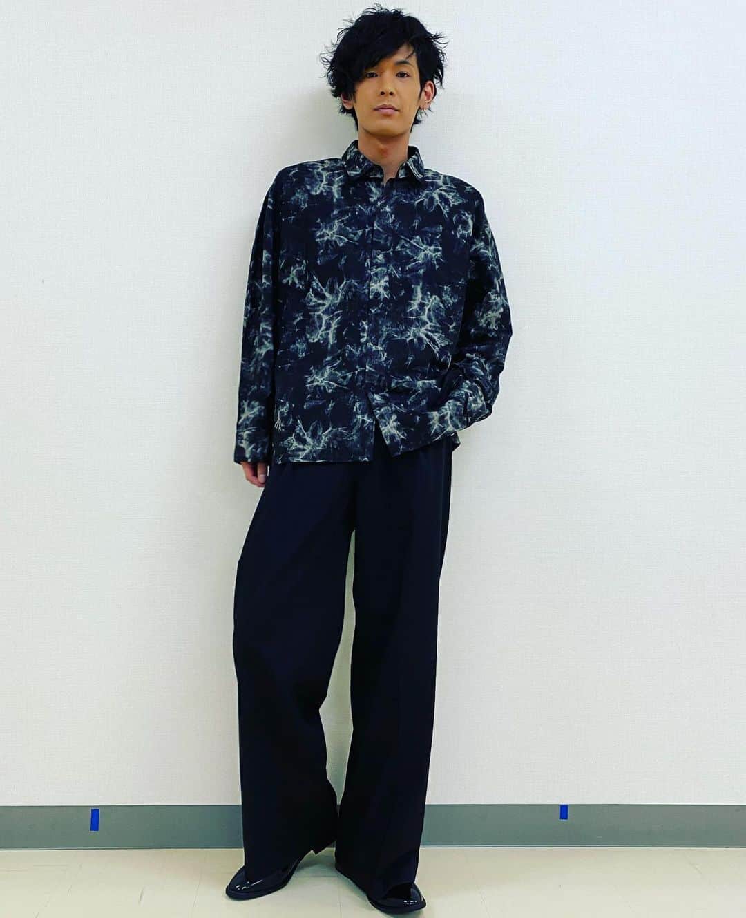 木全寛幸さんのインスタグラム写真 - (木全寛幸Instagram)「新衣装になりましてん。  今回もカッコいい服を着させていただいております。  なんでこんなに不機嫌そうな顔してるんだろ？笑 写真撮られるの下手なんかな？笑  #solidemo #collars」11月17日 18時58分 - kimata_solidemo_official