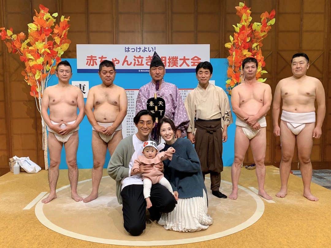 のインスタグラム：「今日は楽しみにしてた泣き相撲大会👶 じんさんもさくらちゃんも泣いてました💗笑 3枚目は始まる前の余裕なさくらちゃん🕶 #赤ちゃん#泣き相撲#はっけよい #baby#sumou」
