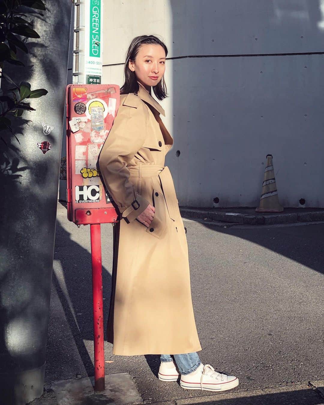 前田紀至子のインスタグラム：「エイタブリッシュで野菜たっぷりサラダを食べて、その後ファーマーズマーケットへ出向いたナチュラルサンデー。 メイク薄め&コンバースとトレンチコートでのリラックススタイルがぴったりハマる1日でした。 朝晩の寒暖差が激しくなって、日中でも日陰は肌寒いので、トレンチコートが必需品な今日この頃。 もう少し寒くなってライダースやPコートを着るのも楽しみ！ 因みにこのトレンチのAQUASCUTUM WHITE LABELは11/1に渋谷スクランブルスクエアにオープンしてます、気になった方は是非に。  #aquascutumwhitelabel#shibuyascramblesquare#pr#アクアスキュータムホワイトレーベル#アクアスキュータム#渋谷スクランブルスクエア#ジェンダーレスコート」