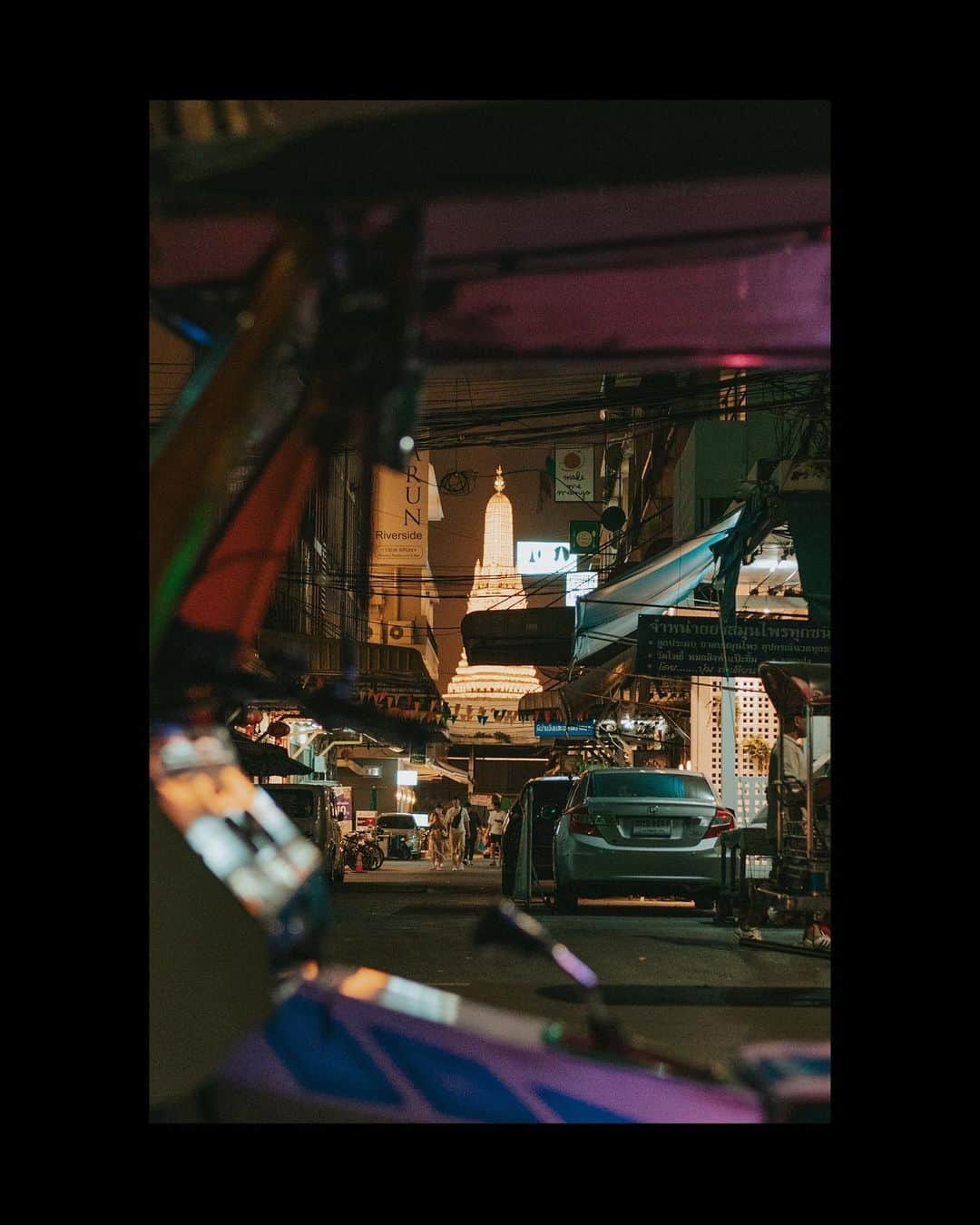 Putri Anindyaさんのインスタグラム写真 - (Putri AnindyaInstagram)「Bangkok stories // This city wasn’t special before. I couldn’t say lots of things since I only visited Bangkok for 24 hours in 2015. This time is different. For almost two weeks i’ve been here, exploring, chilling, and i fall in love with it. Things that I love the most probably the Wat or temple that spreads in the city. The touch of Chao Phraya river also gives special sight and feeling. I always love when there’s nature ornament in a city. Every cities that I love has a river that passes it and became an important part of the city itself. . . Let’s talk about the people. The locals here are so friendly. Of course there will be scams but i never find any scams so far I’m here. They are always smiley and i feel accepted as a tourist since they treat everyone the same. There are no minimum order in a restaurant with beautiful view. Something that so different in some of the nice restaurant or bar in Indonesia. Also, the food is so nice and affordable! . Oh well, let’s not to compare cause every places is different. Anyway, these are the moments that I took with my camera when I explored with @capra311 . Right now i’m still in Thailand enjoying my last days before I fly back home with different feeling because this city has a place in my heart from now on.」11月17日 18時53分 - puanindya