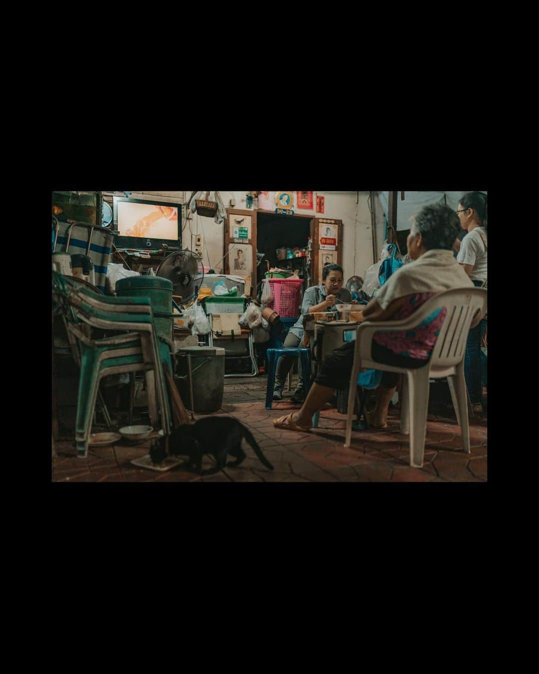Putri Anindyaさんのインスタグラム写真 - (Putri AnindyaInstagram)「Bangkok stories // This city wasn’t special before. I couldn’t say lots of things since I only visited Bangkok for 24 hours in 2015. This time is different. For almost two weeks i’ve been here, exploring, chilling, and i fall in love with it. Things that I love the most probably the Wat or temple that spreads in the city. The touch of Chao Phraya river also gives special sight and feeling. I always love when there’s nature ornament in a city. Every cities that I love has a river that passes it and became an important part of the city itself. . . Let’s talk about the people. The locals here are so friendly. Of course there will be scams but i never find any scams so far I’m here. They are always smiley and i feel accepted as a tourist since they treat everyone the same. There are no minimum order in a restaurant with beautiful view. Something that so different in some of the nice restaurant or bar in Indonesia. Also, the food is so nice and affordable! . Oh well, let’s not to compare cause every places is different. Anyway, these are the moments that I took with my camera when I explored with @capra311 . Right now i’m still in Thailand enjoying my last days before I fly back home with different feeling because this city has a place in my heart from now on.」11月17日 18時53分 - puanindya