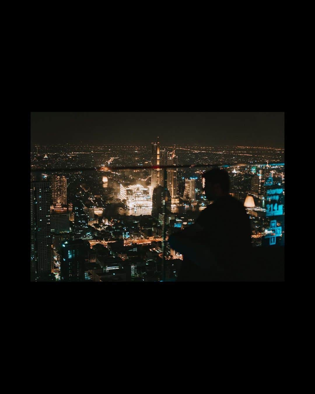 Putri Anindyaさんのインスタグラム写真 - (Putri AnindyaInstagram)「Bangkok stories // This city wasn’t special before. I couldn’t say lots of things since I only visited Bangkok for 24 hours in 2015. This time is different. For almost two weeks i’ve been here, exploring, chilling, and i fall in love with it. Things that I love the most probably the Wat or temple that spreads in the city. The touch of Chao Phraya river also gives special sight and feeling. I always love when there’s nature ornament in a city. Every cities that I love has a river that passes it and became an important part of the city itself. . . Let’s talk about the people. The locals here are so friendly. Of course there will be scams but i never find any scams so far I’m here. They are always smiley and i feel accepted as a tourist since they treat everyone the same. There are no minimum order in a restaurant with beautiful view. Something that so different in some of the nice restaurant or bar in Indonesia. Also, the food is so nice and affordable! . Oh well, let’s not to compare cause every places is different. Anyway, these are the moments that I took with my camera when I explored with @capra311 . Right now i’m still in Thailand enjoying my last days before I fly back home with different feeling because this city has a place in my heart from now on.」11月17日 18時53分 - puanindya