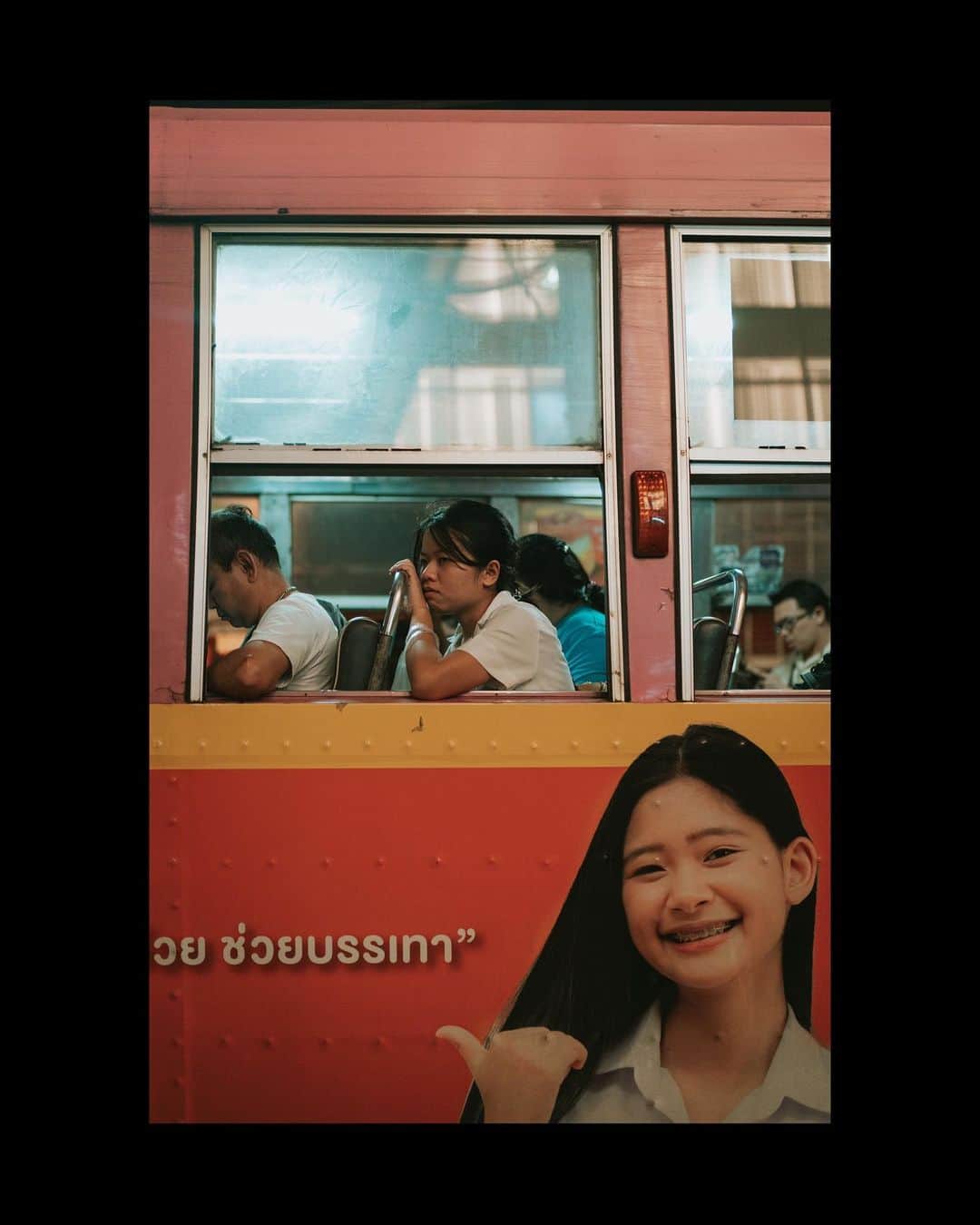 Putri Anindyaさんのインスタグラム写真 - (Putri AnindyaInstagram)「Bangkok stories // This city wasn’t special before. I couldn’t say lots of things since I only visited Bangkok for 24 hours in 2015. This time is different. For almost two weeks i’ve been here, exploring, chilling, and i fall in love with it. Things that I love the most probably the Wat or temple that spreads in the city. The touch of Chao Phraya river also gives special sight and feeling. I always love when there’s nature ornament in a city. Every cities that I love has a river that passes it and became an important part of the city itself. . . Let’s talk about the people. The locals here are so friendly. Of course there will be scams but i never find any scams so far I’m here. They are always smiley and i feel accepted as a tourist since they treat everyone the same. There are no minimum order in a restaurant with beautiful view. Something that so different in some of the nice restaurant or bar in Indonesia. Also, the food is so nice and affordable! . Oh well, let’s not to compare cause every places is different. Anyway, these are the moments that I took with my camera when I explored with @capra311 . Right now i’m still in Thailand enjoying my last days before I fly back home with different feeling because this city has a place in my heart from now on.」11月17日 18時53分 - puanindya
