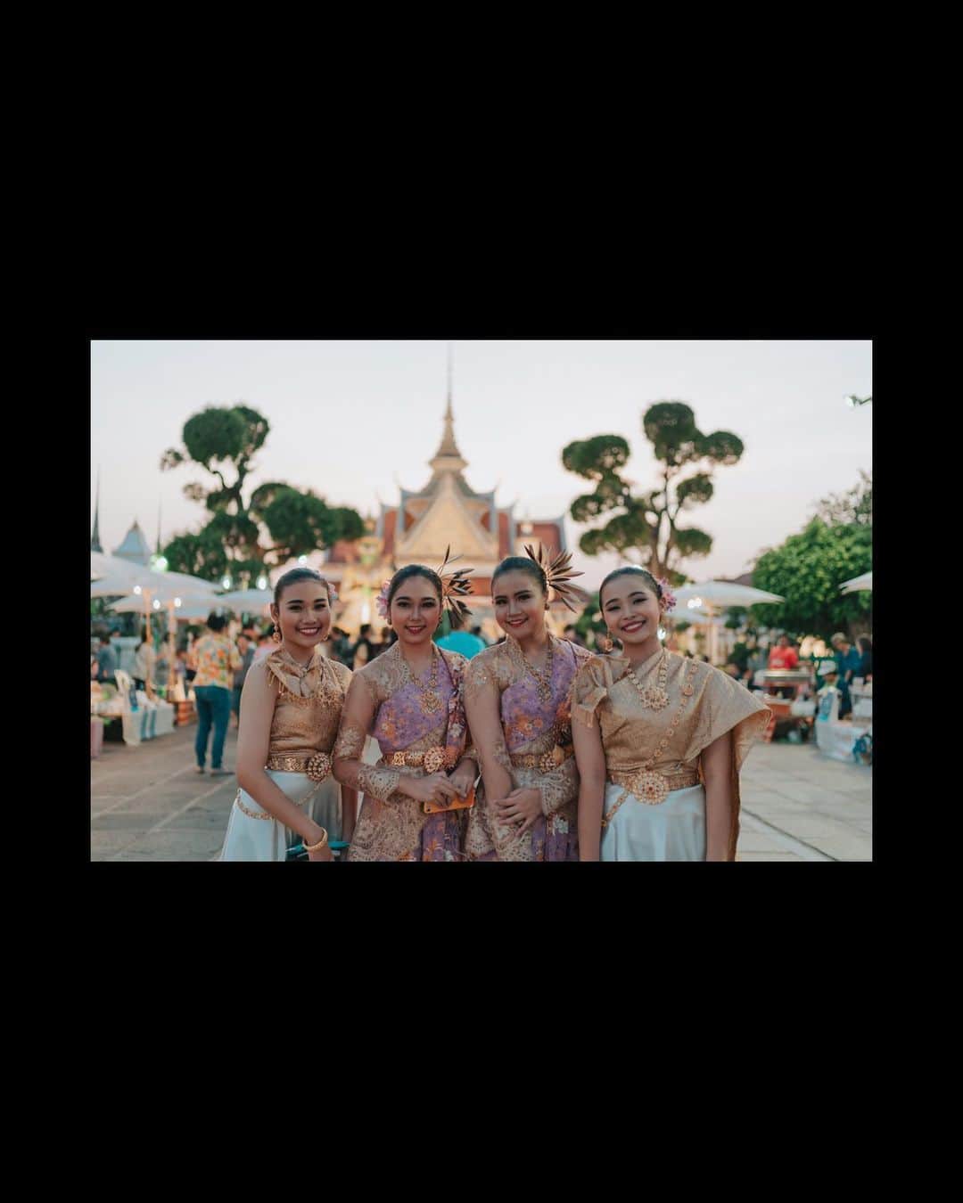 Putri Anindyaさんのインスタグラム写真 - (Putri AnindyaInstagram)「Bangkok stories // This city wasn’t special before. I couldn’t say lots of things since I only visited Bangkok for 24 hours in 2015. This time is different. For almost two weeks i’ve been here, exploring, chilling, and i fall in love with it. Things that I love the most probably the Wat or temple that spreads in the city. The touch of Chao Phraya river also gives special sight and feeling. I always love when there’s nature ornament in a city. Every cities that I love has a river that passes it and became an important part of the city itself. . . Let’s talk about the people. The locals here are so friendly. Of course there will be scams but i never find any scams so far I’m here. They are always smiley and i feel accepted as a tourist since they treat everyone the same. There are no minimum order in a restaurant with beautiful view. Something that so different in some of the nice restaurant or bar in Indonesia. Also, the food is so nice and affordable! . Oh well, let’s not to compare cause every places is different. Anyway, these are the moments that I took with my camera when I explored with @capra311 . Right now i’m still in Thailand enjoying my last days before I fly back home with different feeling because this city has a place in my heart from now on.」11月17日 18時53分 - puanindya