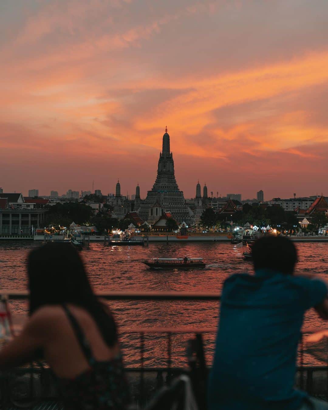 Putri Anindyaのインスタグラム：「Bangkok stories // This city wasn’t special before. I couldn’t say lots of things since I only visited Bangkok for 24 hours in 2015. This time is different. For almost two weeks i’ve been here, exploring, chilling, and i fall in love with it. Things that I love the most probably the Wat or temple that spreads in the city. The touch of Chao Phraya river also gives special sight and feeling. I always love when there’s nature ornament in a city. Every cities that I love has a river that passes it and became an important part of the city itself. . . Let’s talk about the people. The locals here are so friendly. Of course there will be scams but i never find any scams so far I’m here. They are always smiley and i feel accepted as a tourist since they treat everyone the same. There are no minimum order in a restaurant with beautiful view. Something that so different in some of the nice restaurant or bar in Indonesia. Also, the food is so nice and affordable! . Oh well, let’s not to compare cause every places is different. Anyway, these are the moments that I took with my camera when I explored with @capra311 . Right now i’m still in Thailand enjoying my last days before I fly back home with different feeling because this city has a place in my heart from now on.」