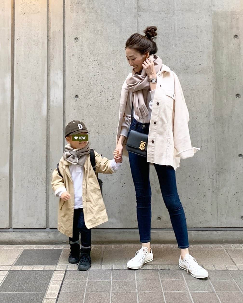 金子麻貴さんのインスタグラム写真 - (金子麻貴Instagram)「外遊びの日は脱ぎ着しやすい羽織りもので。深めのVネックカーディガンはコートの下に防寒で忍ばせれるからこれからの時期は便利アイテム！！ 息子にママのお洋服きもちー❤️ って言われたカシミアカーディガンは @stylebar.jp  確かにノースリーブで素肌に触れても気持ち良かったな✨ . .  #fashion#stylebar#regleam#burberry #acnestudios#converse#tesorobaby#isookbaby#zara#親子コーデ#ママコーデ#カジュアルコーデ#ザラ」11月17日 18時53分 - mtmmaki