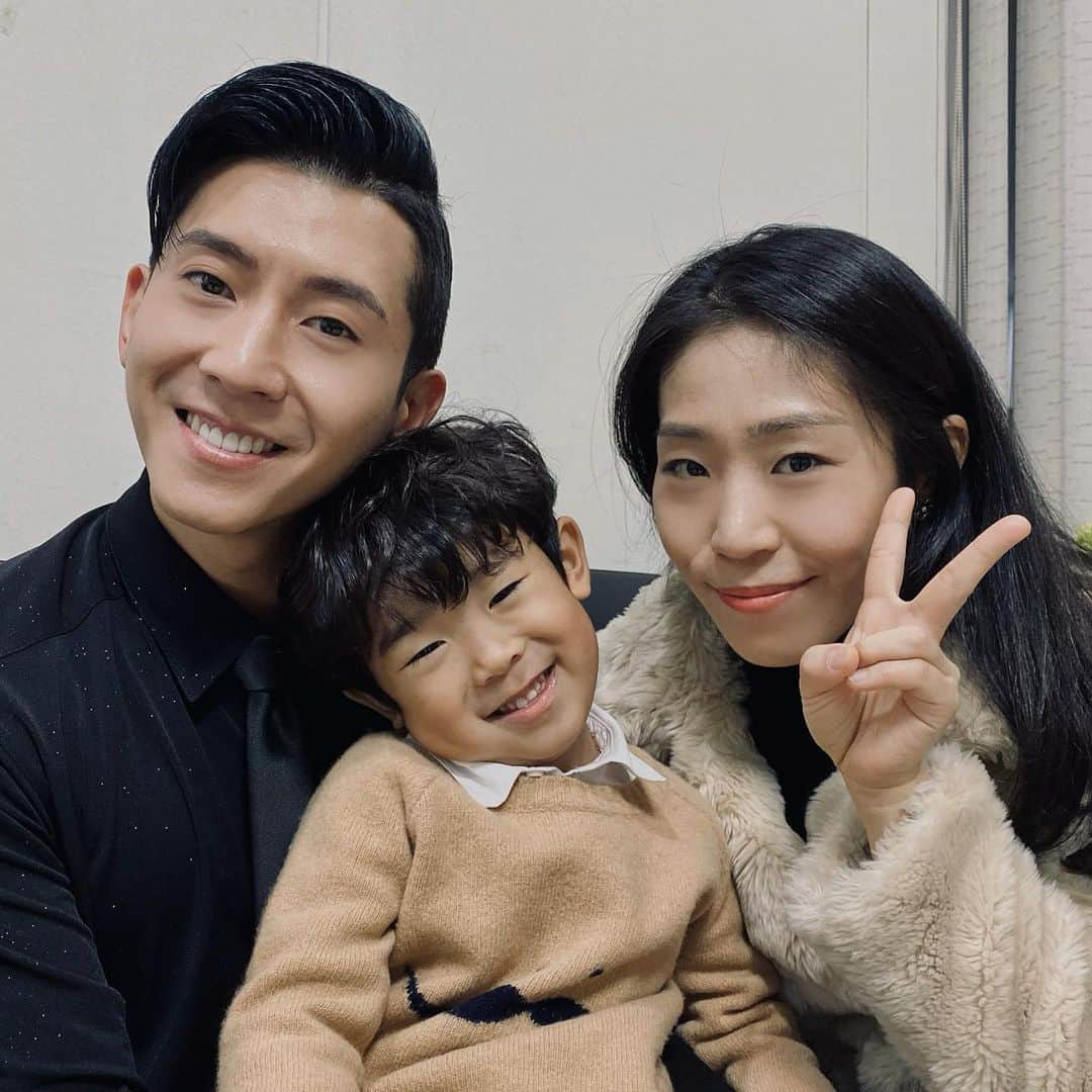 ブライアンさんのインスタグラム写真 - (ブライアンInstagram)「My cousin and her son came to show their support~ Love them so much! 우리 사촌동생이랑 조카가 절 응원해주러 오늘 와줬어용! #themomenttour2019 #flytothesky #플라이투더스카이 #브라이언 #brianjoo #olympichall #올림픽홀 #서울 #family #love」11月17日 18時55分 - thebrianjoo