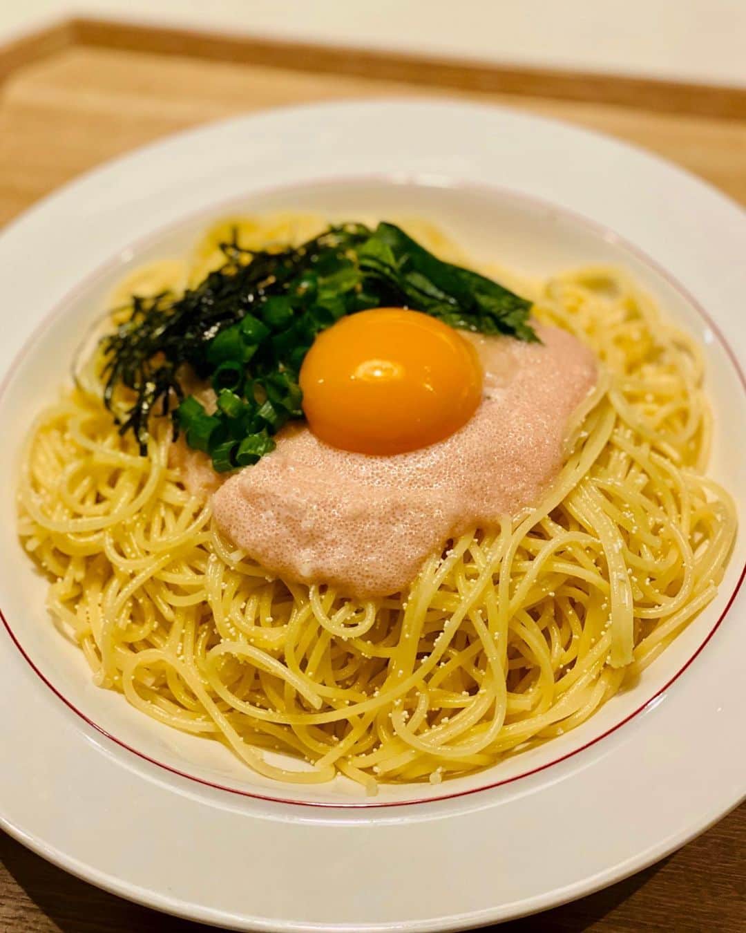 のインスタグラム：「久しぶりに「あとがけたらこスパゲッティ」作った。﻿ ﻿ たっぷりたらこ、たっぷり生クリーム、カルピスバター、ちょいマヨをボールで混ぜて、たらこソースの半分をフライパンに。﻿ ﻿ たらこソースを温めて茹で汁入れて、パスタからめて追いカルピスバターと昆布茶適量。﻿ ﻿ ボールに残したたらこソースと万能ねぎと大葉と刻み海苔と卵黄のっけで、めちゃ旨！﻿ ﻿ #あとがけたらこスパゲッティ #たらこスパゲッティ #グギたらこスパ #グギメシ」