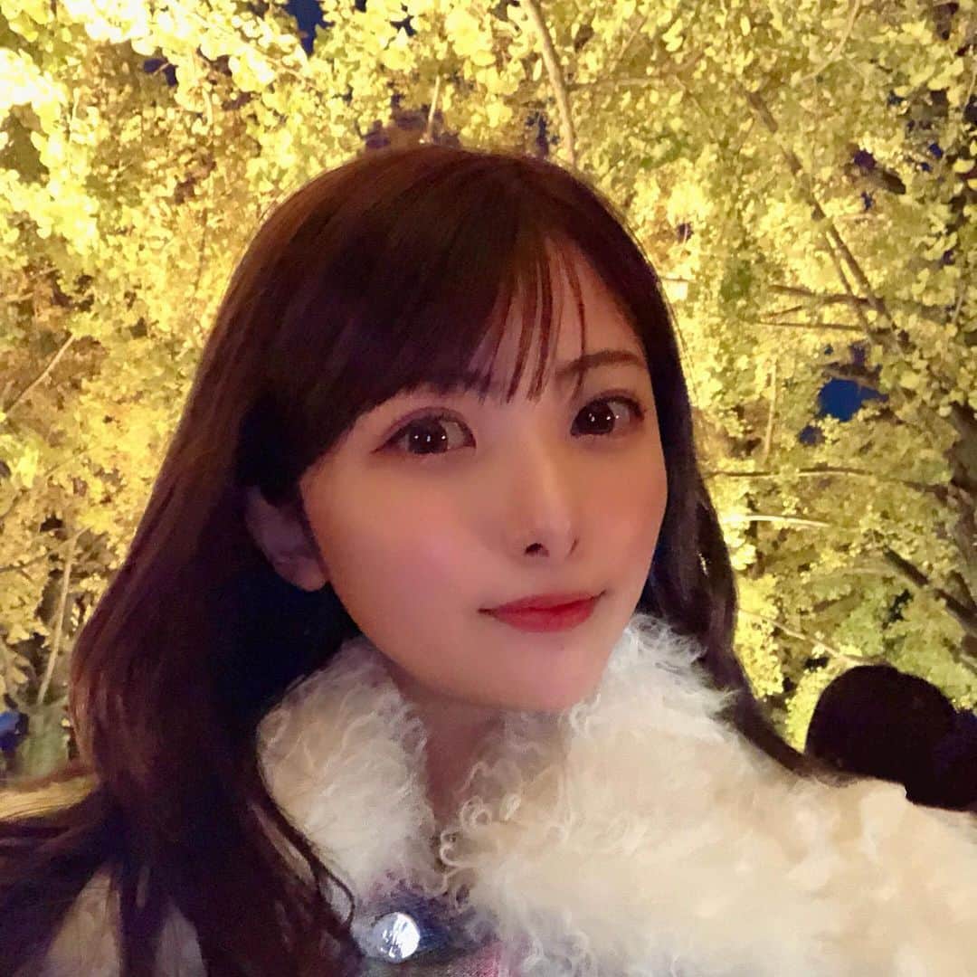 岡田栞奈のインスタグラム：「ライトアップ🍁💡💓 チラ見せッ(๑˃̵ᴗ˂̵) #東京 #紅葉 #夜のお散歩 #ライトアップ #いちょう並木」