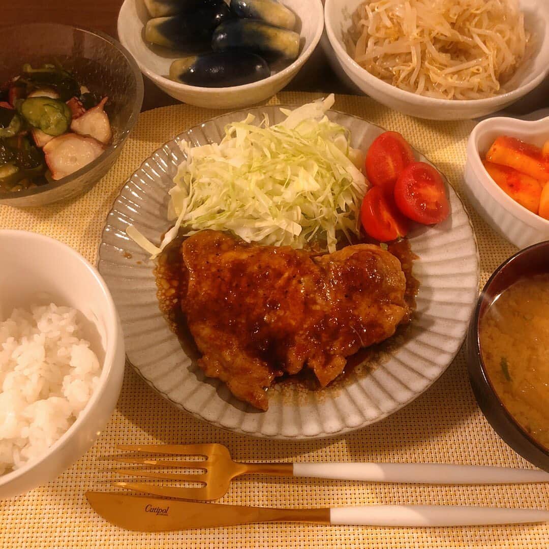 南條早紀のインスタグラム：「お家ごはん🏠 . 久々にちゃんと作れたので（当社比） 載せてみる！🍽 . menu💓 ・ごはん ・大根のお味噌汁 ・トンテキ ・わかめきゅうりタコの酢の物 ・ナス浅漬け ・もやしナムル ・カクテキ . 手際良く美味しく美しい料理を 作れるようになりたいです。 栄養バランスも…。 お料理教室通うのがいいのかな🤔💭 . . あしたからの1週間も頑張りましょーう✨ . #お家ごはん #トンテキ #自炊 #家庭料理 #料理 #料理上手になりたい #早紀飯 #料理記録 #なんじょうのにちじょう #食べすぎ #料理写真 #手料理 #料理好きな人と繋がりたい」