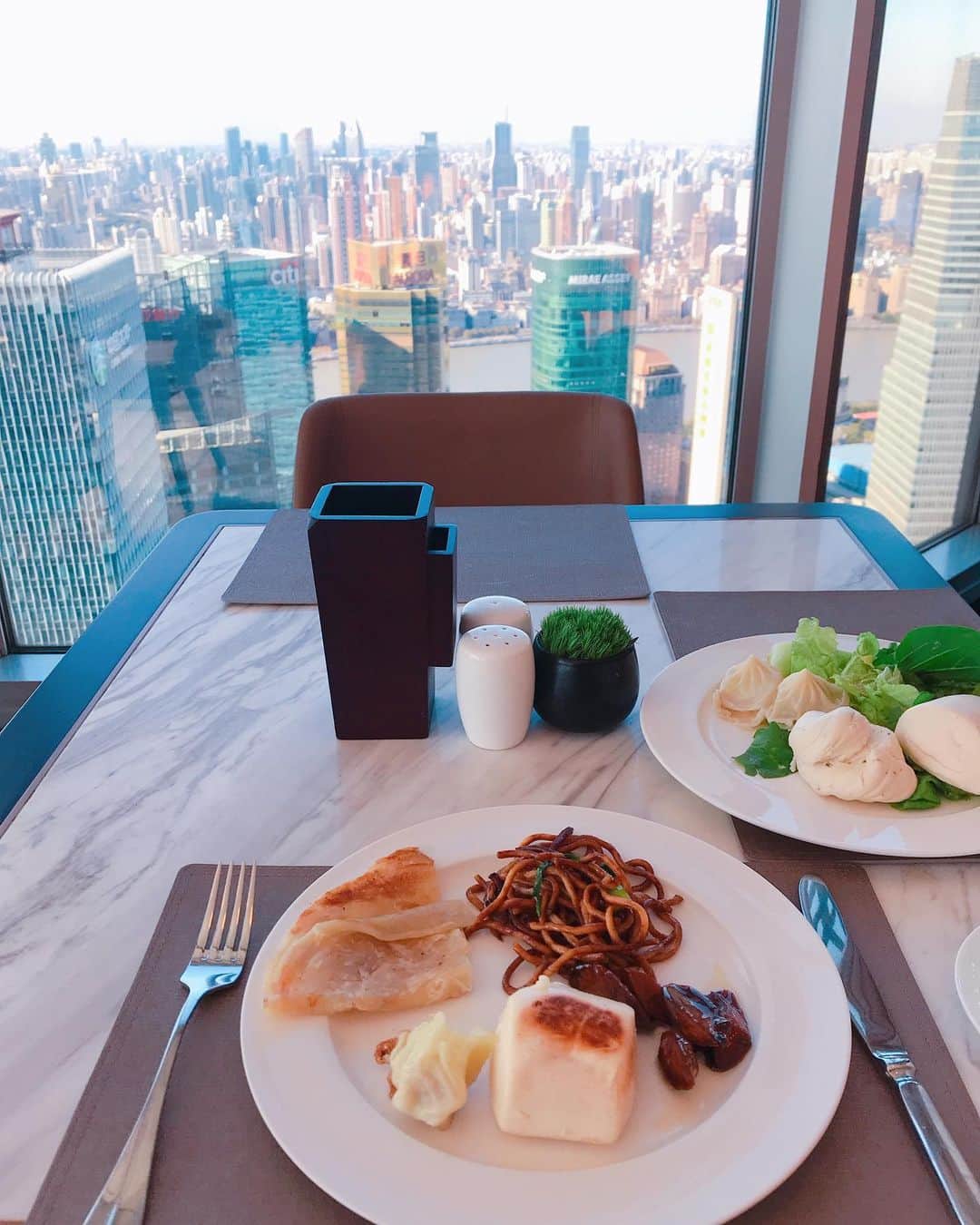 DJ MIYAさんのインスタグラム写真 - (DJ MIYAInstagram)「こんばんは❤️上海旅の朝食シーンも載せておくね❤️すっぴん眼鏡ちゃんだけど(^ ^) .  ホテル56階での朝ごはん❤️中華ブッフェ🥟でした❤️ . 朝から小籠包や麻辣麺、火鍋料理など 美味しかったーぁぁ❤️ . . このTシャツドレスは、楽に着られて朝食シーンにぴったりでした。 @7things.official  ホテルの地下に、LOWSONがあったので便利でした❤️ まさに便利店（biang li dian中国語でコンビニのこと。） . .  上海・陸家嘴にある「Grand Hyatt Shanghai」へ宿泊させていただきました☆彡 88階建ての金茂大厦（jingmaotower)の54階〜87階が客室という、MIYAのように タワー好きにはたまらない五つ星ホテルです♪💗 . .  上海来てみてびっくりー！！❤️💗景色がすごーぃ綺麗で、ラスベガスより凄かった浦東新区❤️ . . . [上海金茂君悦大酒店]  Jin Mao Tower 88 Century Ave, Shanghai, 200121, CHINA 上海市浦东新区新区世纪大道88号金茂大厦 200121 . .  #GrandHyattShanghai #PR  #陸家嘴 #グランドハイアット上海　#グランドハイアット #上海金茂君悦大酒店　#上海ホテル　#上海旅行　#上海 #上海観光　#ジンマオタワー　#旅好き　#上海女子旅 #旅インスタグラマー　#インスタグラマー　#中国旅行 #金茂大厦 #トラベラー　#一人旅　#今日のコーデ #ファッショニスタ　#旅ブロガー　#ブロガー　#浦東 #旅行大好き #アジア旅行 #上海外灘  #マイトリップmiya」11月17日 19時16分 - dj_miya