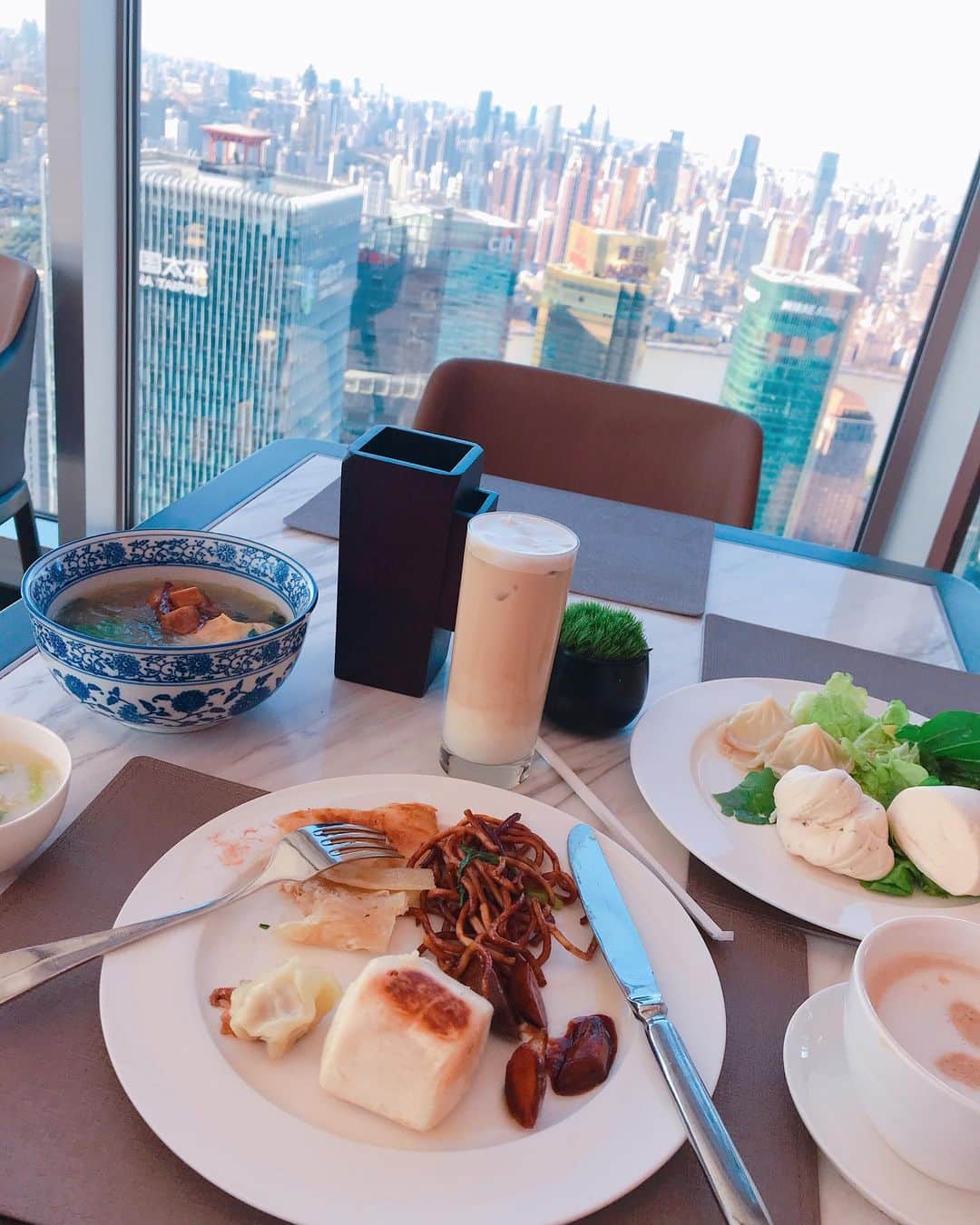 DJ MIYAさんのインスタグラム写真 - (DJ MIYAInstagram)「こんばんは❤️上海旅の朝食シーンも載せておくね❤️すっぴん眼鏡ちゃんだけど(^ ^) .  ホテル56階での朝ごはん❤️中華ブッフェ🥟でした❤️ . 朝から小籠包や麻辣麺、火鍋料理など 美味しかったーぁぁ❤️ . . このTシャツドレスは、楽に着られて朝食シーンにぴったりでした。 @7things.official  ホテルの地下に、LOWSONがあったので便利でした❤️ まさに便利店（biang li dian中国語でコンビニのこと。） . .  上海・陸家嘴にある「Grand Hyatt Shanghai」へ宿泊させていただきました☆彡 88階建ての金茂大厦（jingmaotower)の54階〜87階が客室という、MIYAのように タワー好きにはたまらない五つ星ホテルです♪💗 . .  上海来てみてびっくりー！！❤️💗景色がすごーぃ綺麗で、ラスベガスより凄かった浦東新区❤️ . . . [上海金茂君悦大酒店]  Jin Mao Tower 88 Century Ave, Shanghai, 200121, CHINA 上海市浦东新区新区世纪大道88号金茂大厦 200121 . .  #GrandHyattShanghai #PR  #陸家嘴 #グランドハイアット上海　#グランドハイアット #上海金茂君悦大酒店　#上海ホテル　#上海旅行　#上海 #上海観光　#ジンマオタワー　#旅好き　#上海女子旅 #旅インスタグラマー　#インスタグラマー　#中国旅行 #金茂大厦 #トラベラー　#一人旅　#今日のコーデ #ファッショニスタ　#旅ブロガー　#ブロガー　#浦東 #旅行大好き #アジア旅行 #上海外灘  #マイトリップmiya」11月17日 19時16分 - dj_miya