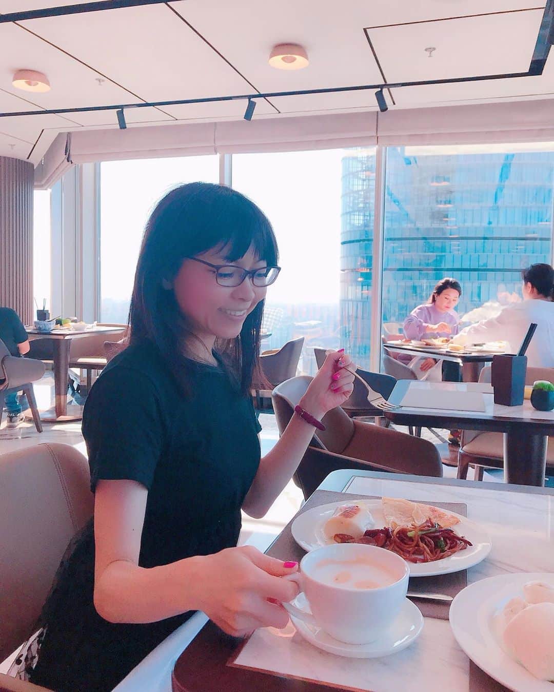 のインスタグラム：「こんばんは❤️上海旅の朝食シーンも載せておくね❤️すっぴん眼鏡ちゃんだけど(^ ^) .  ホテル56階での朝ごはん❤️中華ブッフェ🥟でした❤️ . 朝から小籠包や麻辣麺、火鍋料理など 美味しかったーぁぁ❤️ . . このTシャツドレスは、楽に着られて朝食シーンにぴったりでした。 @7things.official  ホテルの地下に、LOWSONがあったので便利でした❤️ まさに便利店（biang li dian中国語でコンビニのこと。） . .  上海・陸家嘴にある「Grand Hyatt Shanghai」へ宿泊させていただきました☆彡 88階建ての金茂大厦（jingmaotower)の54階〜87階が客室という、MIYAのように タワー好きにはたまらない五つ星ホテルです♪💗 . .  上海来てみてびっくりー！！❤️💗景色がすごーぃ綺麗で、ラスベガスより凄かった浦東新区❤️ . . . [上海金茂君悦大酒店]  Jin Mao Tower 88 Century Ave, Shanghai, 200121, CHINA 上海市浦东新区新区世纪大道88号金茂大厦 200121 . .  #GrandHyattShanghai #PR  #陸家嘴 #グランドハイアット上海　#グランドハイアット #上海金茂君悦大酒店　#上海ホテル　#上海旅行　#上海 #上海観光　#ジンマオタワー　#旅好き　#上海女子旅 #旅インスタグラマー　#インスタグラマー　#中国旅行 #金茂大厦 #トラベラー　#一人旅　#今日のコーデ #ファッショニスタ　#旅ブロガー　#ブロガー　#浦東 #旅行大好き #アジア旅行 #上海外灘  #マイトリップmiya」