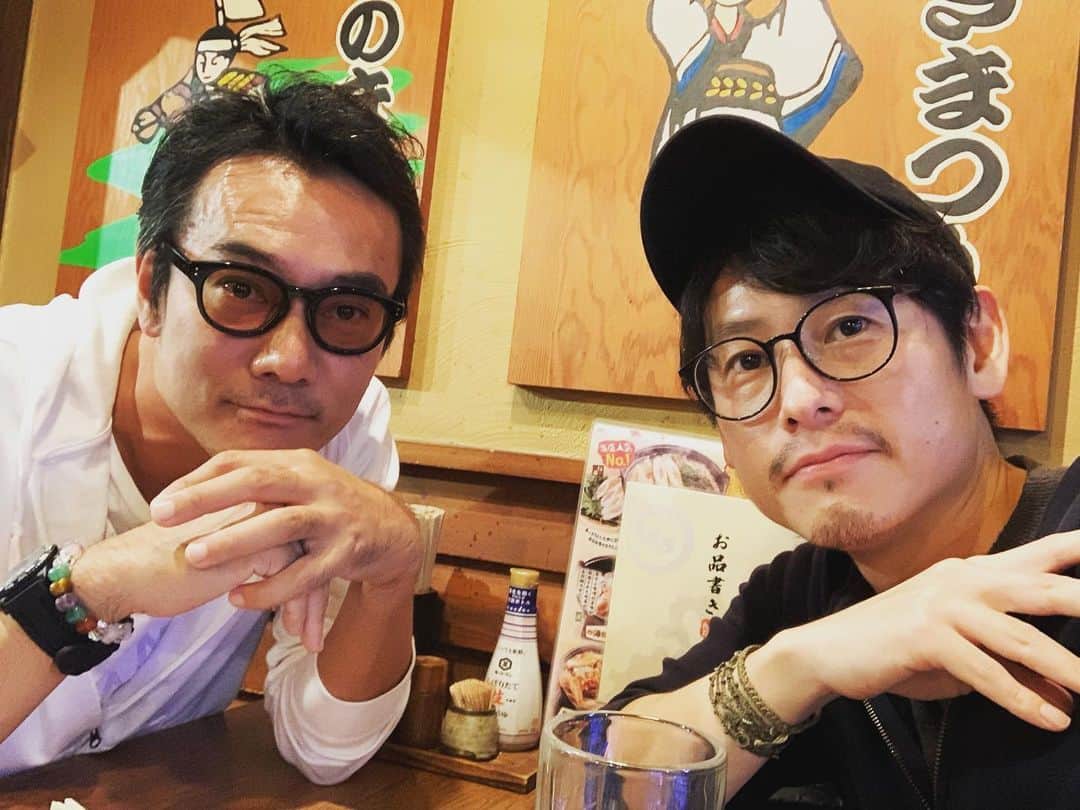 城戸裕次のインスタグラム：「『劇団天PASSION』旗揚げ公演の脚本を担当して頂けるのはこのお方！ 元木行哉さん！ いくさんとは長年の付き合いで、役者としても共演させて頂いてるし、いくさんの本で芝居をさせて頂いた事もあります。 いくさんの脚本が大好きで、今回構想した原案をいくさんに渡し、本を書いて欲しいとお願いしたら快くお受け頂きました！  いくさんは今山口を拠点に活動しているのですが、離れていても脚本は書ける。 その言葉を頂いた時は嬉しくてたまらなかった。  来年5月、下北沢、劇団天PASSION旗揚げ公演。 いくさんの脚本で、終演後皆さんの心に、何かが残る作品を作れるように全身全霊でやっていきたいと思います！  いくさんと久しぶりに会って楽しかったから、打ち合わせしつつ飲んでしまいました🍻  #城戸裕次#元木行哉　さん#劇団天PASSION#劇団#脚本#脚本家#俳優#役者#打ち合わせ#飲み」
