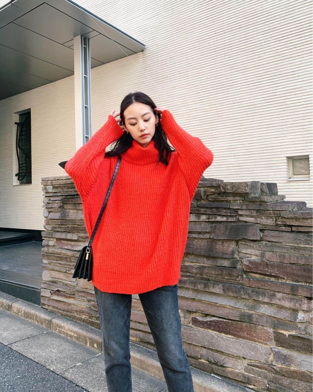 Shiho Sasakiさんのインスタグラム写真 - (Shiho SasakiInstagram)「SHEL'TTER WEB MOOKが公開されたよ📚 今回はMOUSSY JEANSを取り入れた冬コーデを着用してます✨ ロールネックのボリュームKnitは、あえてカラーに挑戦☝️ クリスマスに向けてちょっと着たくなるよね🎅 ほっこりしないようにBlack Skinnyで合わせたよ👖 その他コーデの詳細も、 @sheltterwebstore に掲載されているので是非チェックしてみて下さい✅ #MOUSSY#MOUSSYSNAP#SHELTTERMOOK#SHELMAG#SHELTTERWEBSTORE#MOUSSYJEANS」11月17日 19時14分 - shihomurata0718