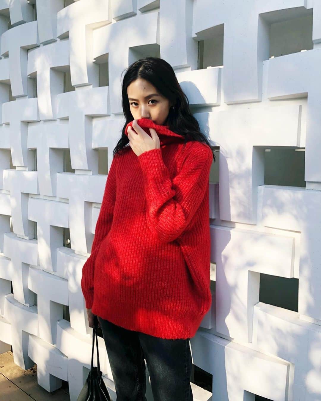Shiho Sasakiのインスタグラム：「SHEL'TTER WEB MOOKが公開されたよ📚 今回はMOUSSY JEANSを取り入れた冬コーデを着用してます✨ ロールネックのボリュームKnitは、あえてカラーに挑戦☝️ クリスマスに向けてちょっと着たくなるよね🎅 ほっこりしないようにBlack Skinnyで合わせたよ👖 その他コーデの詳細も、 @sheltterwebstore に掲載されているので是非チェックしてみて下さい✅ #MOUSSY#MOUSSYSNAP#SHELTTERMOOK#SHELMAG#SHELTTERWEBSTORE#MOUSSYJEANS」