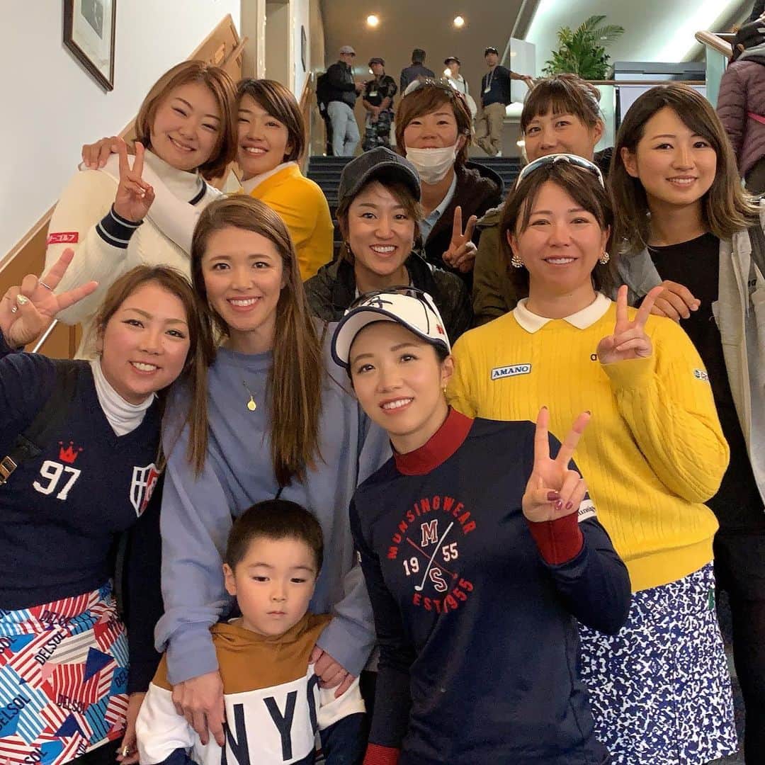 川満陽香理のインスタグラム：「大江さん！お疲れ様でした！！ 最後の日に最終組でラストパット、舞台が揃っていて祝福と労いをしているようでした。 最後までカッコよ♡ 今までたくさんありがとう！ これからもよろしくね😊」