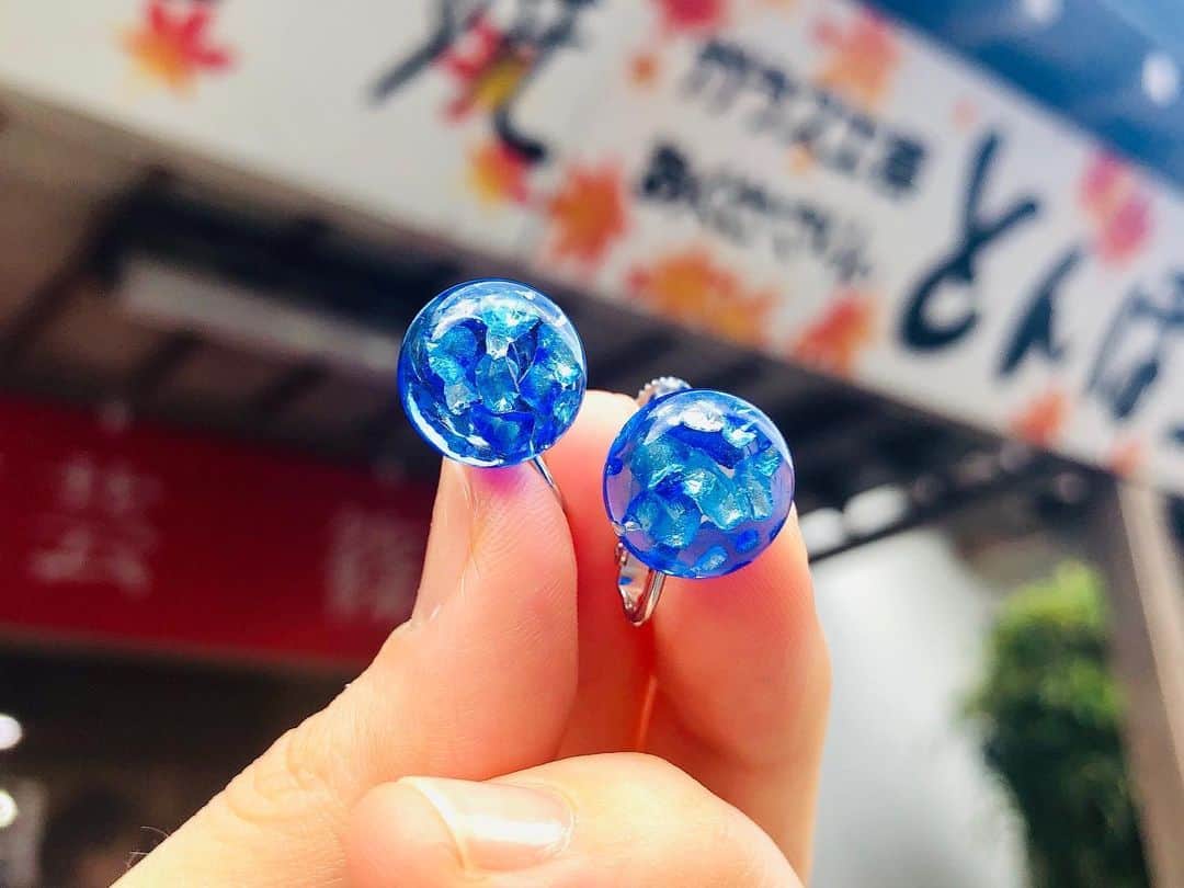 南雲穂波さんのインスタグラム写真 - (南雲穂波Instagram)「#とんぼ玉 のイヤリング💎 #香嵐渓 でふらっと入ったお店で見つけました☻ ・ ひと目で気に入って購入！ 持ち物はピンク色が多いけれど好きな色は#青色 で、小学生の頃は青いランドセルを使っていました🦋 ・ 本物のもみじを使った香嵐渓名物#もみじの衣揚げ は、カリカリバリバリほんのり甘く香ばしくて、あっさりしたかりんとうみたいでした🍁 ・ #イヤリング #紅葉狩り #足助 #メーテレ #アナウンサー #名古屋テレビ #愛知 #aichi #豊田市 #南雲穂波」11月17日 19時19分 - honami_nagumo_nbn