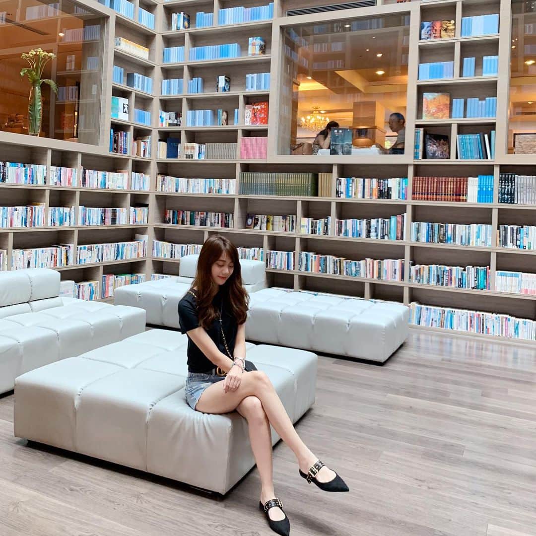 羅晴のインスタグラム：「每次看到這種整牆都是書的地方 都會先找有沒有整排的金庸武俠小說 有的話... 我可以待一整天～🤣」