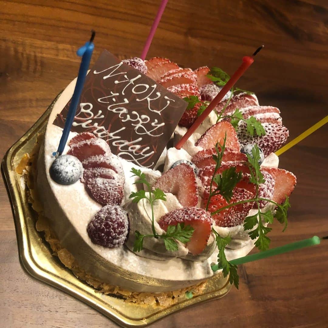 前田直輝のインスタグラム：「25歳！ 沢山のメッセージ等ありがとうございました！ 家族に囲まれて最高の誕生日でした。 目標に向かって日々努力します。 25歳の前田直輝も暖かく見守って下さい！ #grampus  #今年も手作り#お守りもらったよ！ #毎年企画してくる#妻にも感謝 #最高の誕生日#幸せです。」