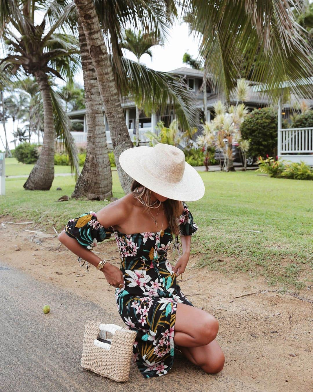 ジュリー・サリニャーナさんのインスタグラム写真 - (ジュリー・サリニャーナInstagram)「🌺💕 @billabongwomens dress x bag.  #givebillabong #ad」11月17日 19時31分 - sincerelyjules