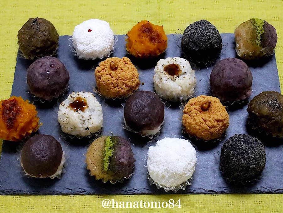 のインスタグラム：「. . . 名古屋で人気のおはぎ専門店「ohagi3」が ついに東京初進出！ . https://www.enjoytokyo.jp/phones/solo/detail/1287/?sc_lid=top_sp_mb_1_sl_1287 . これまでにない発想で作られた斬新なおはぎが“革命的な美味しさ” “おはぎの概念が覆る”と話題になっています。 . 中でも、おはぎにみたらしを合わせた「夕月」(220円)は、今までにない美味しさ！と若い世代にも大人気！ . 定番8種、季節限定1種の計9種類のおはぎが用意されているので全種類食べ比べも楽しそう。 . またおやつとして丁度いいサイズのおはぎは、3個入り、6個入り、9個入りのスタイリッシュな箱に詰めてくれますよ。 . 友人や家族への手土産にすれば 喜ばれること間違いなしです！ . . ————————————————— . 店名 : ohagi3 浅草店 住所 : 東京都台東区浅草1-31-4 営業時間 : 10:00〜18:00 ‪電話番号 : ‬03-5830-3103 ‪定休日 : 不定休‬ . 東京メトロ銀座線 1番出口から徒歩数分 . ————————————————— . . #スイーツ部 #カフェスタグラム #東京カフェ #東京スイーツ #カフェ部 #カフェ巡り #浅草カフェ #浅草カフェ巡り #浅草食べ歩き #おはぎ #おはぎ専門店 #和スイーツ #東京カフェ巡り #東京カメラ部 #食べ歩き #和菓子 #和菓子屋 #ohagi3 #はなとも浅草」