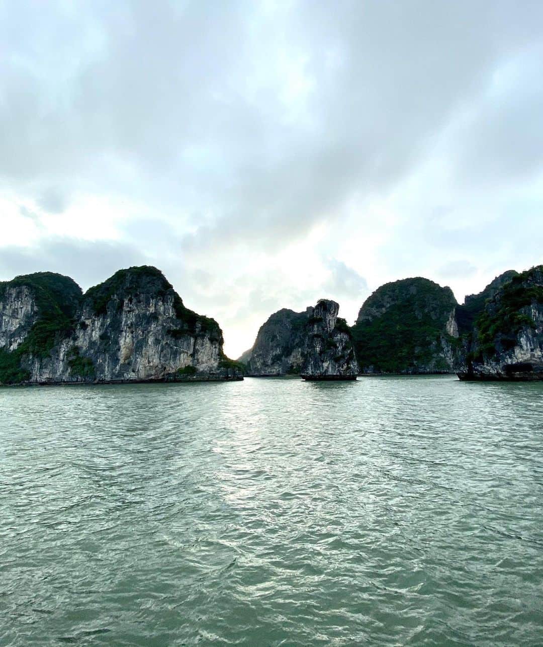 グレグ・ノーマンさんのインスタグラム写真 - (グレグ・ノーマンInstagram)「Time for a cold one after a long day of shooting a tourism Commerical for #Vietnam at #halongbay」11月17日 19時33分 - shark_gregnorman