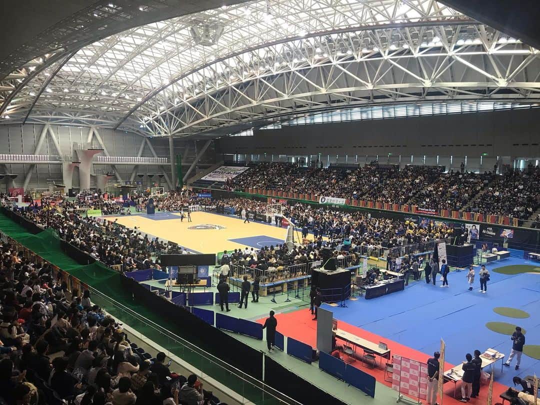 のインスタグラム：「Bリーグの神奈川ダービーへ🏀 バスケは自然と歓声が沸き起こるスポーツなので、観ていてすっごい楽しいんですよね☺️超満員でした⛹️‍♂️ ・ 様々な注目やプレッシャーがある中躍動していた好青年　#田渡凌　選手。 勇気を貰いました🙋‍♀️ #横浜ビーコルセアーズ #川崎ブレイブサンダース」