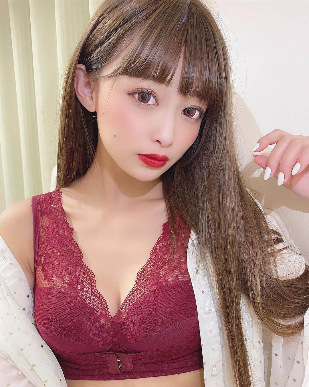 のインスタグラム：「﻿ ﻿ ﻿ ﻿ ﻿ ネイビー、アイボリー、ブラックに続き﻿ 新色のボルドーまでget...💓☞ @lulukushel﻿ ﻿ どんだけ気に入ってんの...🙄（笑）﻿ ﻿ ﻿ レースのショーツも可愛すぎて﻿ セットでいただいた...😂💓﻿ ﻿ ﻿ なにより好きなところ。﻿ 着てても苦しくないし、サイズ選べる上に﻿ ホックで調整出来るところ。﻿ 背中がはみ肉しないところ。（笑）﻿ ﻿ ピタッとしたニット着るときとか﻿ 背中のはみ肉気になるときあるよね...🥺﻿ ﻿ そゆの全然気にせずいられるから、やめらんない。（笑）﻿ ﻿ ﻿ いま見てたら、どの色がおすすめ？って﻿ コメントがあったので...わたし的おすすめカラー☝🏻❤︎﻿ ﻿ ﻿ って言ってもピンクだけ持ってないので﻿ ピンク以外でいきます！🙇🏻‍♂️﻿ ﻿ ﻿ ①アイボリー﻿ ②ボルドー﻿ ③ブラック﻿ ④ネイビー﻿ ﻿ こんな感じかなぁああ╰(*´︶`*)╯💓﻿ ﻿ アイボリーは定番に使いやすくて﻿ オーバーサイズのニット着るときとかに﻿ チラッと見えても可愛いから💓﻿ ﻿ ボルドーは想像以上に大人っぽくて、すきだった🥺﻿ ﻿ ﻿ ﻿ #くつろぎ育乳キャミ #ナイトブラ #ナイトブラキャミ﻿ #キャミ #キャミソール #育乳 #ルルクシェル﻿ #lulukushel #PR #おしゃれ下着 #おしゃれ ﻿ ﻿ ﻿ ﻿ みんなはどの色がお好きですかぁあ💓﻿ ﻿ ﻿ ﻿」