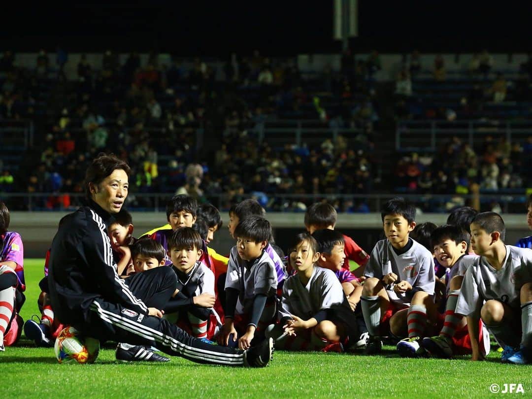 日本サッカー協会さんのインスタグラム写真 - (日本サッカー協会Instagram)「📸初練習前には地元大阪の子どもたちと記念写真の撮影を行い、試合後にはハイタッチとサイン会を行いました😊 ・ #daihyo #SAMURAIBLUE #新しい景色を2022 ―――――――――――――――――― キリンチャレンジカップ2019 🆚ベネズエラ代表🇻🇪 📅11/19 19:25KO 📍パナソニックスタジアム吹田 📺フジテレビ系列で全国生中継（一部地域を除く） ・ 👉大会情報はJFA.jpへ ――――――――――――――――――」11月17日 19時38分 - japanfootballassociation