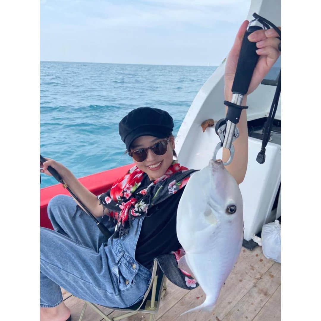 仲川遥香さんのインスタグラム写真 - (仲川遥香Instagram)「ジャカルタ釣り日記🎣 お魚ゲットだせ！！ 船の上でもオロナミンC！！ Dapat ikannnn🐟 Tetap minum ORONAMINC👍🏻 #ジャカルタ釣り日記 #魚 #自分で釣りました #釣り楽しい #釣り好きな人と繋がりたい #インドネシアタレント #インドネシアライフ #ジャカルタ生活 #ジャカルタ在住 #仲川遥香 #indonesia #jakarta #japan #memancing #ikan #fishing #sunday #kapal #oronaminc #harukanakagawa」11月17日 19時38分 - haruuuu_chan