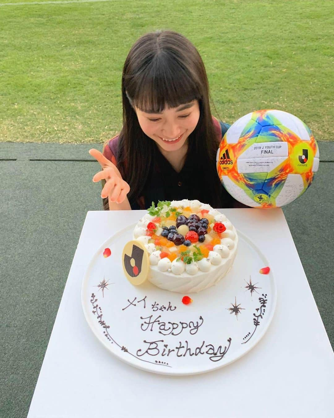 福田愛依さんのインスタグラム写真 - (福田愛依Instagram)「‪Ｊリーグスタッフの皆様に19歳の誕生日をお祝いして頂きました！！ ‬ ‪本当に本当に心より感謝です🙇‍♀️✨‬ 去年Ｊユースカップでお世話になった18歳の時もスタジアムで盛大に‬ ‪お祝いして頂き‬ ‪今年もお祝いしていただけるなんて‬ ‪私はとても幸せものです…。‬ ‪皆様に恩返しができるよう、‬ ‪これからも頑張ります！！‬ ‪本当にありがとうございました！！ #ｊリーグ #ｊユースカップ ‬#めいもぐ」11月17日 19時38分 - meii_cheer