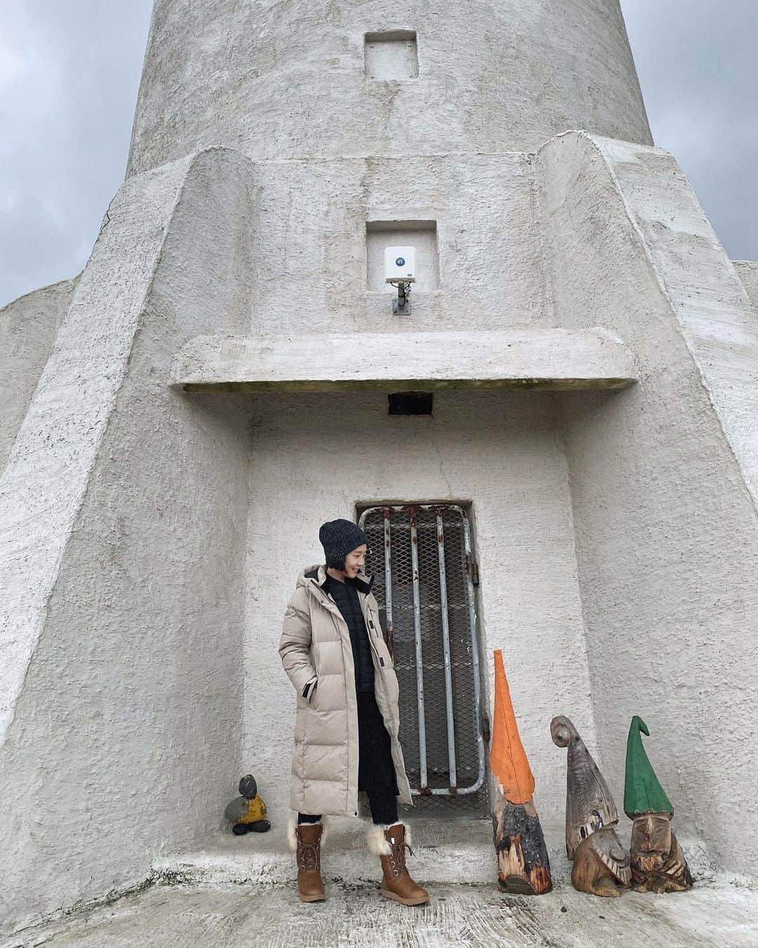 シン・ダウンさんのインスタグラム写真 - (シン・ダウンInstagram)「. 요정🧙‍♀️을 믿는나라 아이슬란드  바위틈이나 풀밭에 살고 있을지 모를  요정들을 위해 집도 지어 준대요🤭 . . #아이슬란드여행🇮🇸」11月17日 19時40分 - shindandan_
