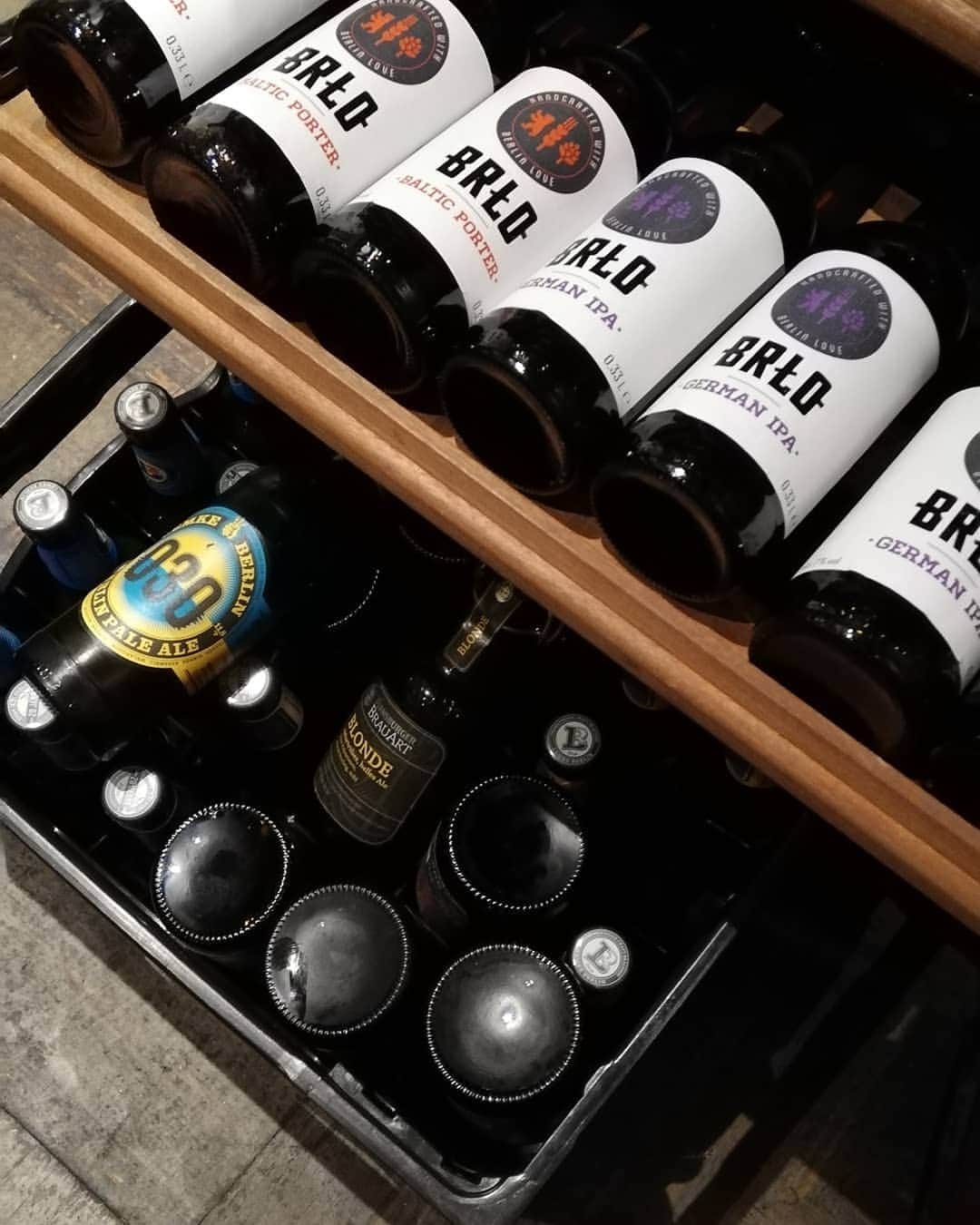 のインスタグラム：「【助けてください(笑)】. . 自社輸入のドイツビールを たっぷりと入荷しました！. . もちろん、全て裏メニュー。  頑張り過ぎて、 冷蔵庫パンパンでヤバイです💦. . 皆さまのチカラで、 冷蔵庫を開放してくださいませ😆. . 【ベルロ】 ●ベルリナーヴァイセ ●MAMAヴァイセ ●ジャーマンIPA ●アメリカンペールエール ●ウエストコーストIPA ●ポーター 【レムケ】 ●030ペールエール ●シュプレーコーストIPA ●ホプフェンヴァイツェンボック 【フレンスブルガー】 ●ブロンド ●ダークアンバー 【デルニッツァー】 ●ゴーゼ  お待ちしております！ 2019.11.17  #ドイツビール #brlo #lemke #flensburger  #クラフトビールタップ #クラフトビール #craftbeertap #ビール #ビール女子 #銀座 #銀座ビール #銀座ディナー #銀座ランチ #銀座中華 #銀座女子会 #銀座ごはん #有楽町 #有楽町ビール #有楽町ディナー #有楽町ランチ #有楽町中華 #有楽町女子会 #有楽町ごはん」