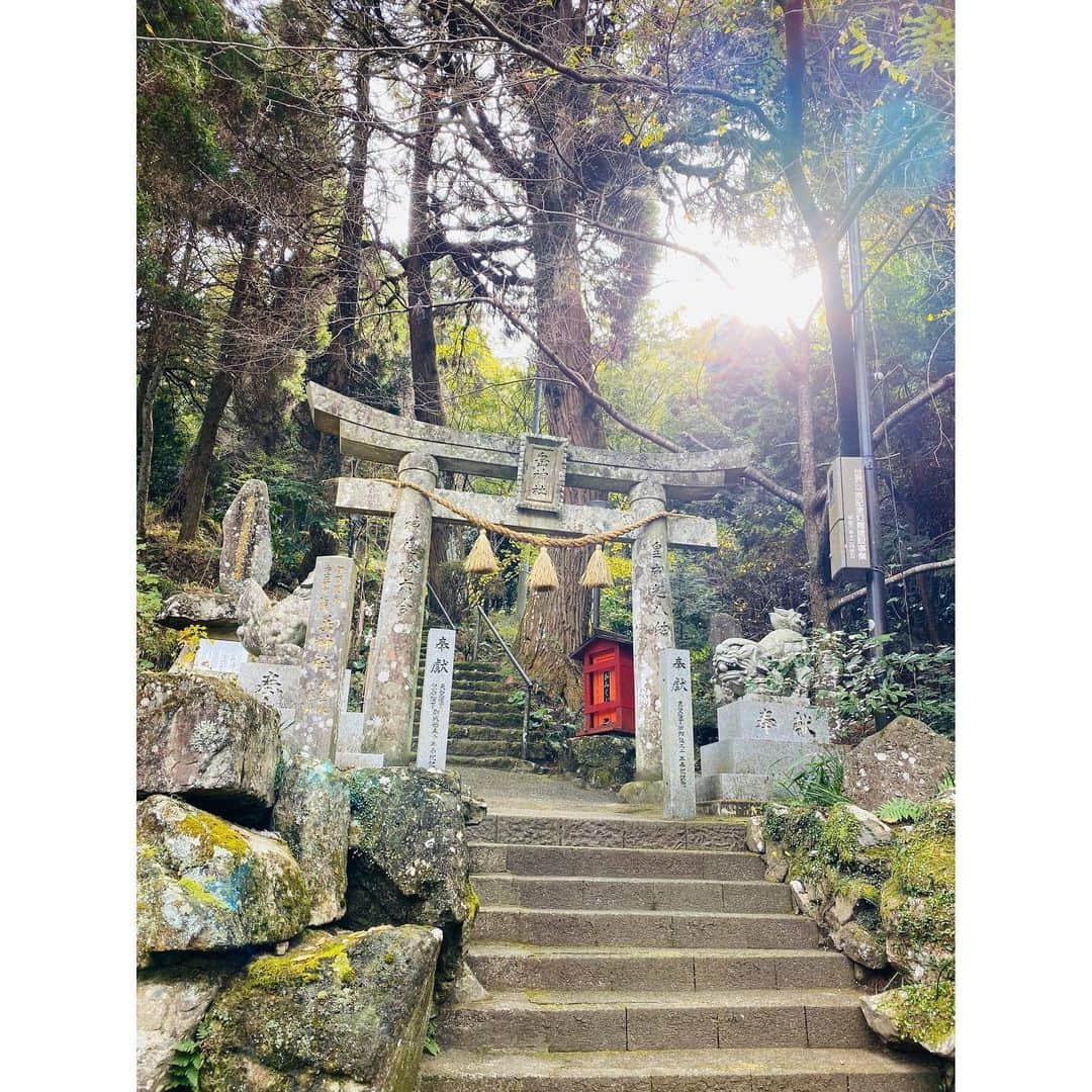 田野アサミさんのインスタグラム写真 - (田野アサミInstagram)「伊万里🏺part.1 〝のどの神様〟がいる神社⛩へ。 のど地蔵。周りにある囲碁の駒の様な小さな丸い石を喉に擦ると良いとされ、しっかりとご挨拶してきました。 さすが伊万里、お地蔵様まで陶器。 目指す岳神社へは、1番上まで行くには300段越えの急な階段ですが、登って良かった。 空気の上にもう一つ空気がある。 そんな神社⛩で。胸熱になってしまった私。 伊万里で産まれ伊万里で育った 市川龍乙さんという88歳の人生の大先輩のおじいちゃまがボランティアでこの場所の説明を沢山してくれました。 市川さんありがとうございました👏🏻😊❤️ また次来た時は会う約束したんだー！なので私もここへまた来れる様に日々を過ごすんだ！ 伊万里の神社⛩の中でも群をぬいてパワースポットだそうで。 本当に素敵な空気と鳥の囀りが響いてました。 最後の動画もswipeして見てね〜♡⛩ #伊万里#佐賀#伊万里とアサミ #のどの神様#岳神社 #田野アサミ#階段とアサミ 皆も是非参拝して空気の上にもう一つある空気を感じてみて下さい☺️🏺」11月17日 19時43分 - tano_asami