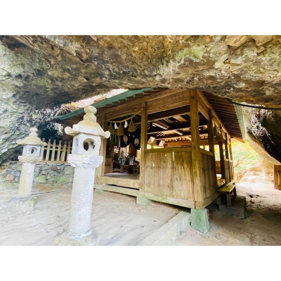 田野アサミさんのインスタグラム写真 - (田野アサミInstagram)「伊万里🏺part.1 〝のどの神様〟がいる神社⛩へ。 のど地蔵。周りにある囲碁の駒の様な小さな丸い石を喉に擦ると良いとされ、しっかりとご挨拶してきました。 さすが伊万里、お地蔵様まで陶器。 目指す岳神社へは、1番上まで行くには300段越えの急な階段ですが、登って良かった。 空気の上にもう一つ空気がある。 そんな神社⛩で。胸熱になってしまった私。 伊万里で産まれ伊万里で育った 市川龍乙さんという88歳の人生の大先輩のおじいちゃまがボランティアでこの場所の説明を沢山してくれました。 市川さんありがとうございました👏🏻😊❤️ また次来た時は会う約束したんだー！なので私もここへまた来れる様に日々を過ごすんだ！ 伊万里の神社⛩の中でも群をぬいてパワースポットだそうで。 本当に素敵な空気と鳥の囀りが響いてました。 最後の動画もswipeして見てね〜♡⛩ #伊万里#佐賀#伊万里とアサミ #のどの神様#岳神社 #田野アサミ#階段とアサミ 皆も是非参拝して空気の上にもう一つある空気を感じてみて下さい☺️🏺」11月17日 19時43分 - tano_asami