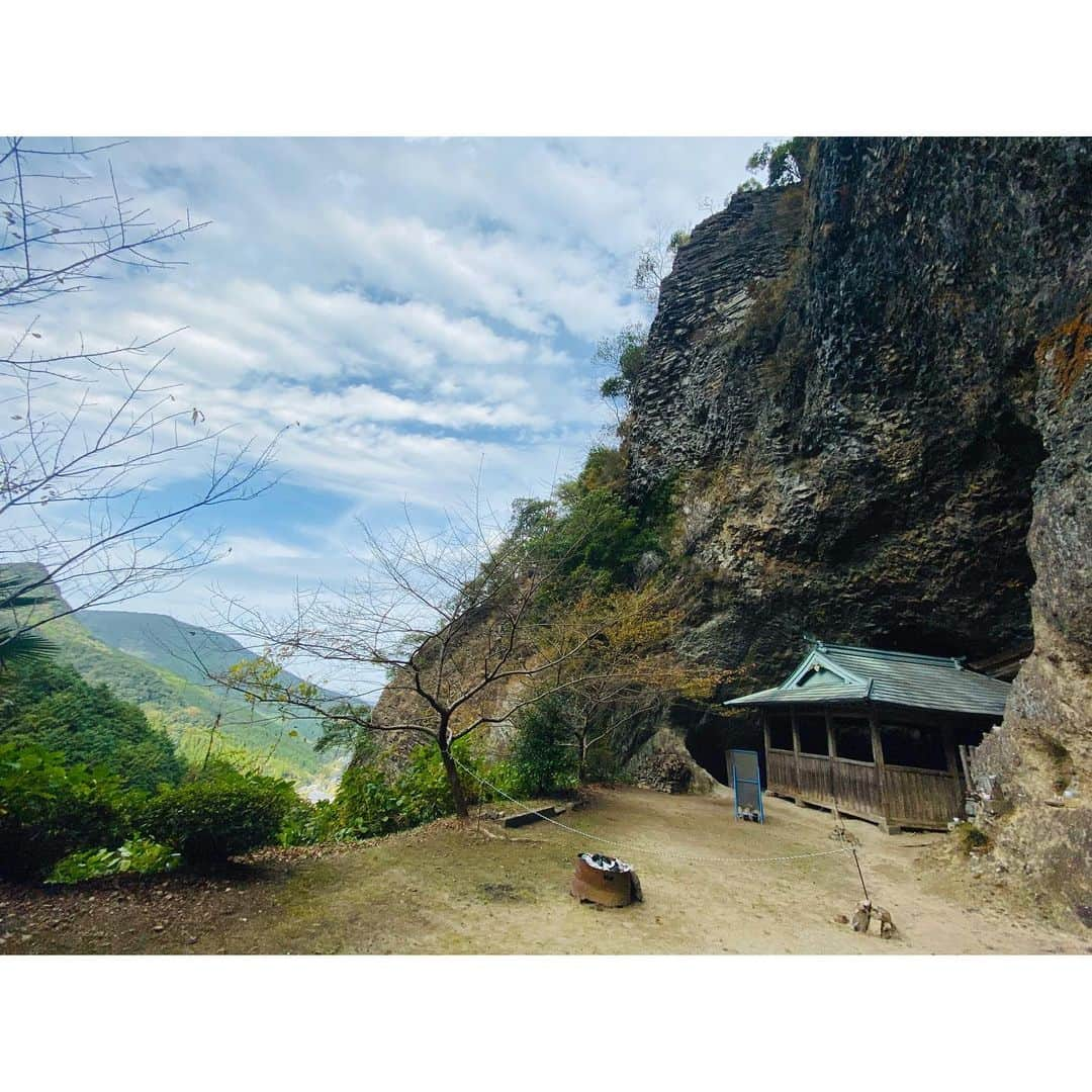 田野アサミさんのインスタグラム写真 - (田野アサミInstagram)「伊万里🏺part.1 〝のどの神様〟がいる神社⛩へ。 のど地蔵。周りにある囲碁の駒の様な小さな丸い石を喉に擦ると良いとされ、しっかりとご挨拶してきました。 さすが伊万里、お地蔵様まで陶器。 目指す岳神社へは、1番上まで行くには300段越えの急な階段ですが、登って良かった。 空気の上にもう一つ空気がある。 そんな神社⛩で。胸熱になってしまった私。 伊万里で産まれ伊万里で育った 市川龍乙さんという88歳の人生の大先輩のおじいちゃまがボランティアでこの場所の説明を沢山してくれました。 市川さんありがとうございました👏🏻😊❤️ また次来た時は会う約束したんだー！なので私もここへまた来れる様に日々を過ごすんだ！ 伊万里の神社⛩の中でも群をぬいてパワースポットだそうで。 本当に素敵な空気と鳥の囀りが響いてました。 最後の動画もswipeして見てね〜♡⛩ #伊万里#佐賀#伊万里とアサミ #のどの神様#岳神社 #田野アサミ#階段とアサミ 皆も是非参拝して空気の上にもう一つある空気を感じてみて下さい☺️🏺」11月17日 19時43分 - tano_asami