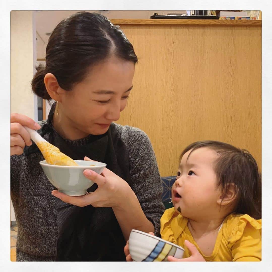 澤田泉美さんのインスタグラム写真 - (澤田泉美Instagram)「「ぱっぱ〜い」（乾杯）って言いながら なんでも何度でもしてきます笑  この日は、スープで乾杯🦞笑 かわいい、しあわせです笑 #乾杯#1歳児 #女の子#ママ #娘は#わかめスープ #わたしは#大辛#ユッケジャンスープ」11月17日 19時45分 - izumi.sawada