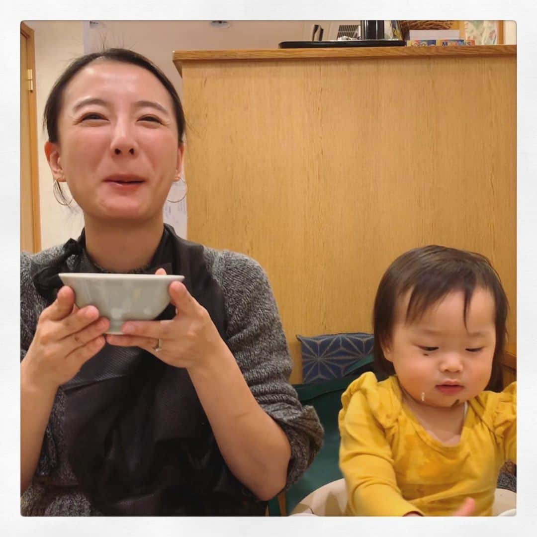 澤田泉美さんのインスタグラム写真 - (澤田泉美Instagram)「「ぱっぱ〜い」（乾杯）って言いながら なんでも何度でもしてきます笑  この日は、スープで乾杯🦞笑 かわいい、しあわせです笑 #乾杯#1歳児 #女の子#ママ #娘は#わかめスープ #わたしは#大辛#ユッケジャンスープ」11月17日 19時45分 - izumi.sawada