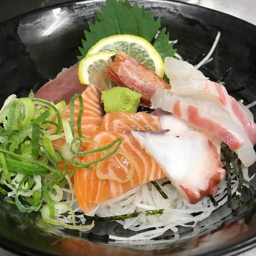 鶏魚 谷町のインスタグラム：「鶏魚です！しーちゃんです🎶 絶品海鮮丼はいかが♡ #海鮮丼 #新鮮 #鶏魚 #大阪 #谷町四丁目 #駅近 #セルフ飲み放題 #地域最安値 #コース #座敷 #個室 #貝盛り放題 #ガンガン焼き #あさり #はまぐり #ホンビノス貝 #牡蠣 #さざえ #飲み会 #女将」