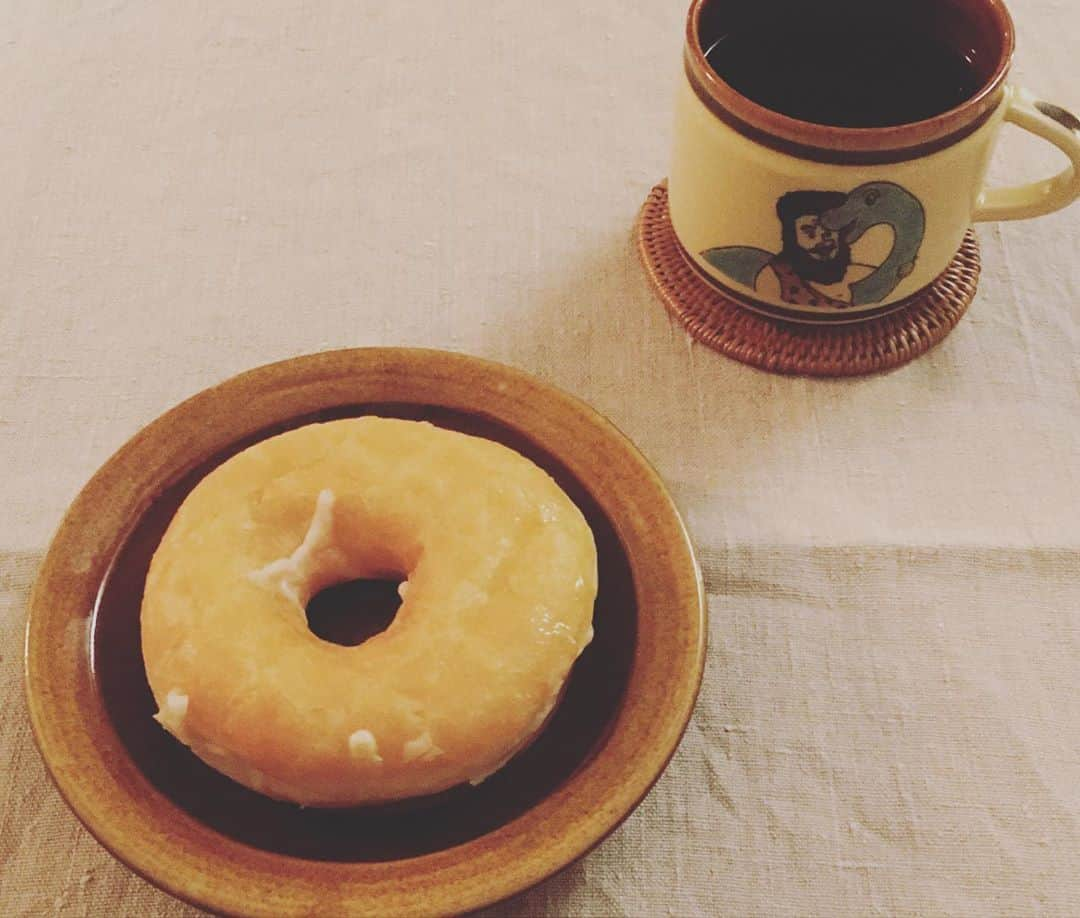 猫沢エミさんのインスタグラム写真 - (猫沢エミInstagram)「某日吉日。  学芸大学の @higuma_doughnuts は、北海道の良き素材だけを使った美味しいドーナツ屋さんですが、ここで珠玉のサーモンサンドバーガーが出たってんで、鮭好きの私としては行かんではおれんでした。🐻 本当に美味しいものって、ちょっと夢っぽい。食べ終わると、食べたことを身体がすぐに忘れる軽やかさがあるというか。  フライだし、もっと重い食感を想像していたのだけど、軽い軽いサックサク。いぶりがっこ入りの特製タルタルがこれまた美味しくてね。😭 お店の看板ボーイDKくんとツーショット。もちろんドーナツもお八つ用に持ち帰りましたとも。リモンチェッロのドーナツに東出珈琲。 🍩+☕️ ✨  あゝ罪なやつ。罪なやつ。  #猫沢銘店　#daisak 先生の〝友達だった〟カップ✨」11月17日 19時48分 - necozawaemi