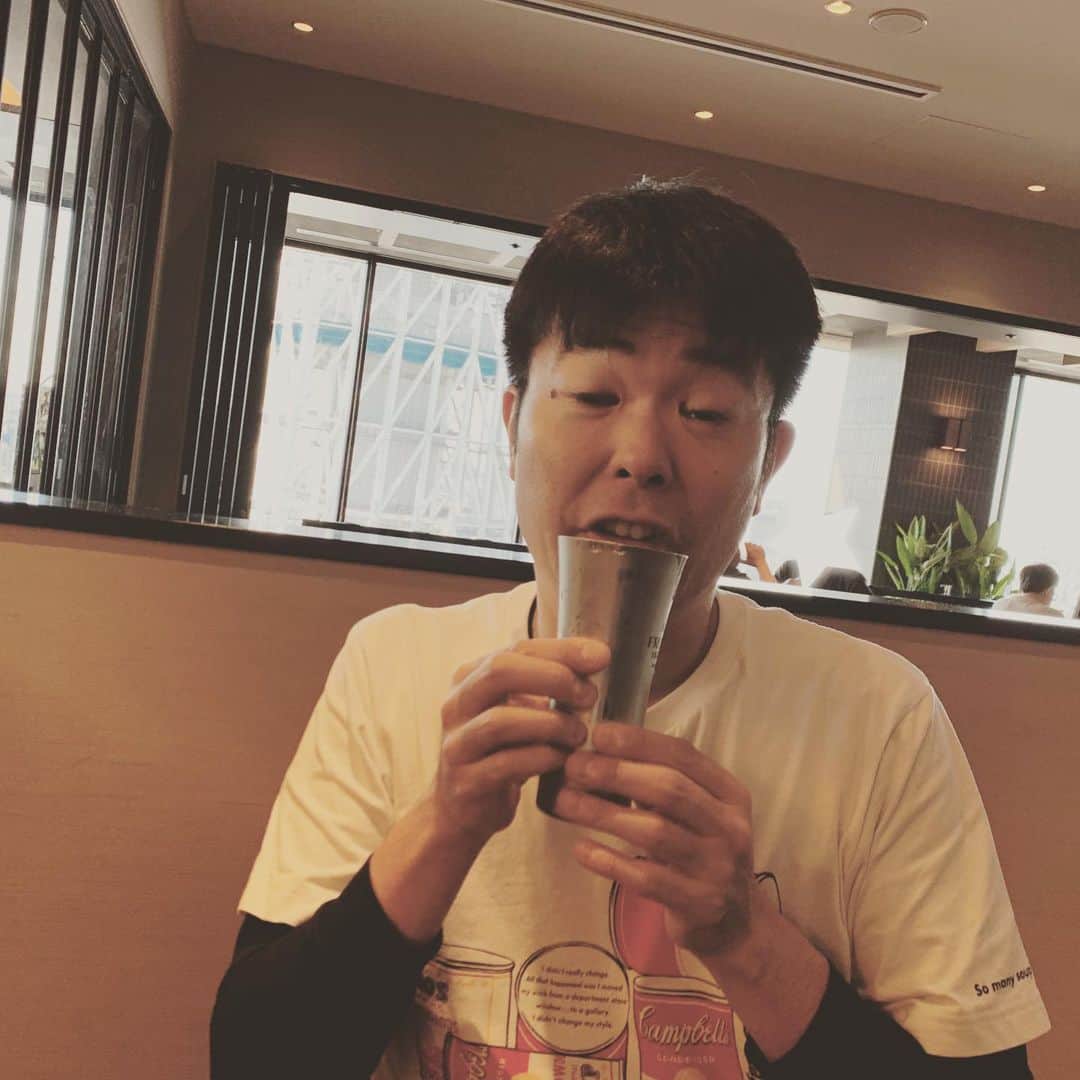 西川晃啓のインスタグラム：「気絶スカイツリー  昼間からハイボール気絶  #あるある探検隊#レギュラー#気絶#気絶の日々#ギャグ#営業#かつしかフード#新小岩公園#新小岩#営業#終わり#押上#スカイツリー#飲み」