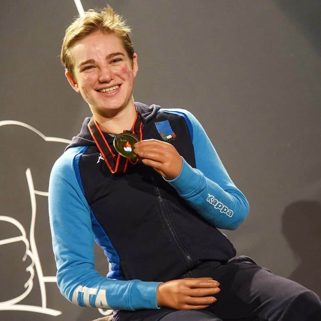 ベアトリーチェ・ヴィオのインスタグラム：「E alla fine ho sciabolato per davvero...🥇🍾 Per fortuna che c’è il fioretto! 😁 Contenta per quest'oro ma anche per il ritorno a medaglia di @mogos_andreea e soprattutto per il primo podio di Paolucci Gianmarco!!! 🇮🇹 . 📸 @photopavia / #bizziteam . . #Fly2Tokyo #Paralympics #Tokyo2020 #CoppaDelMondo #Scherma #Federscherma #ItaliaTeam #WeelchairFencing」
