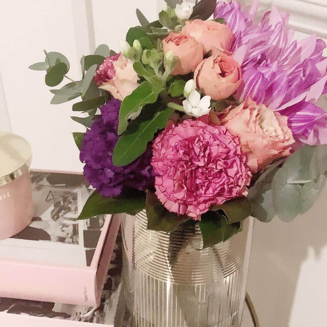 SPARAさんのインスタグラム写真 - (SPARAInstagram)「昨日は家族で食事に出かけ、子供達からお花をプレゼントしてもらいました♡ お花は自分で選ばせてもらい、子供達がおこずかいで買ってくれました♡♡♡ 生花は自分で買ってまでなかなか飾る機会がないけど、やっぱりプレゼントされると嬉しい♡♡♡ 玄関に飾ったら見るたびに癒されます♡♡♡ お花はいつもセンスの良いflannel flowerさんで♡  @flannel_flower_」11月17日 19時53分 - spara_aco