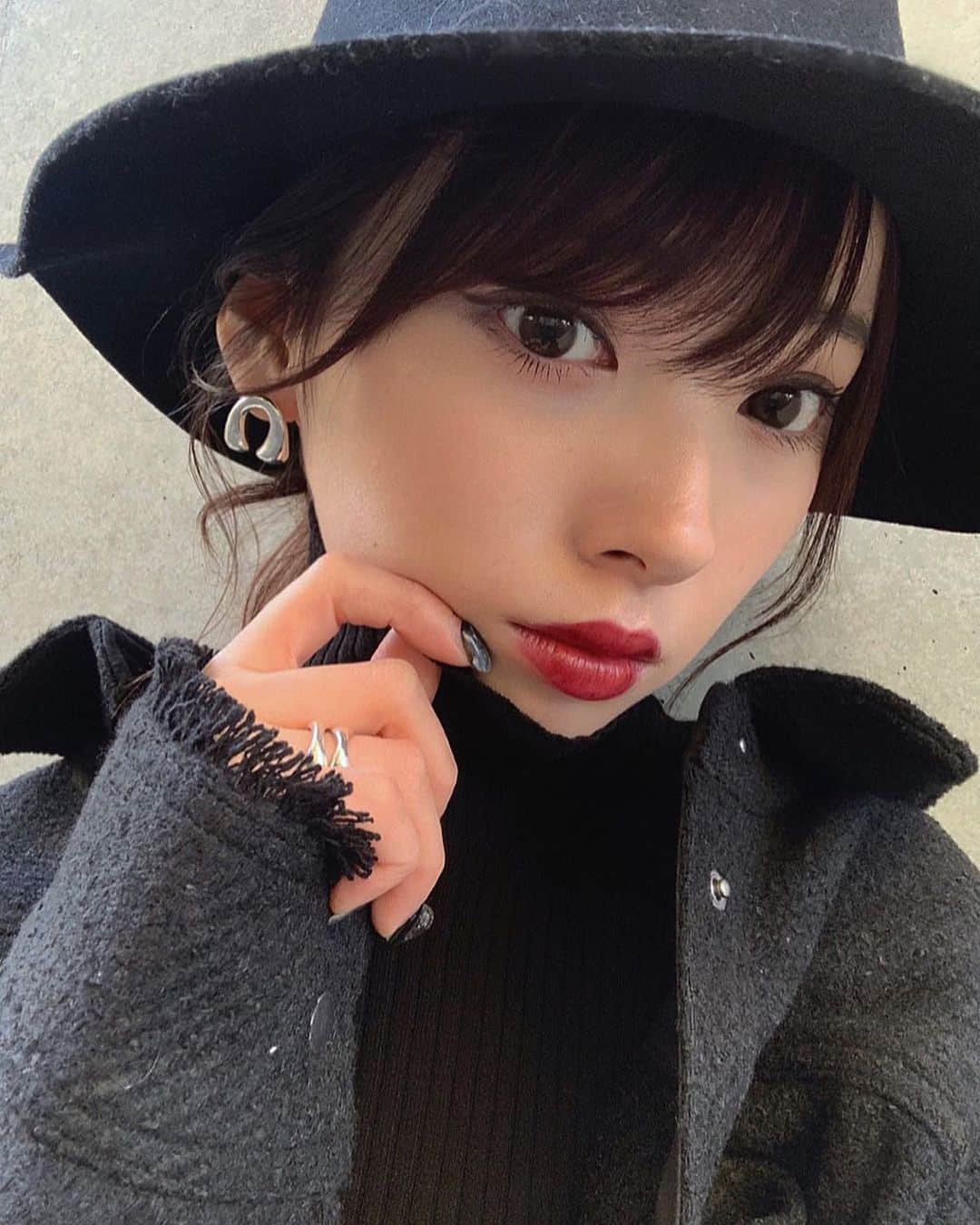 のインスタグラム：「today's outfit.👶🏻❤︎❤︎ 今日も真っ黒✌︎笑 TOPSのタートルはLEANNで今、50%OFFだよ〜！👏🏻 シンプルで使えるアイテムだよ☺︎ . 3.4枚目のは最近ゲットしたリップケース💄 @leannofficial  #outfit#allblack#LEANN#leannofficial #リーン#低身長コーデ」