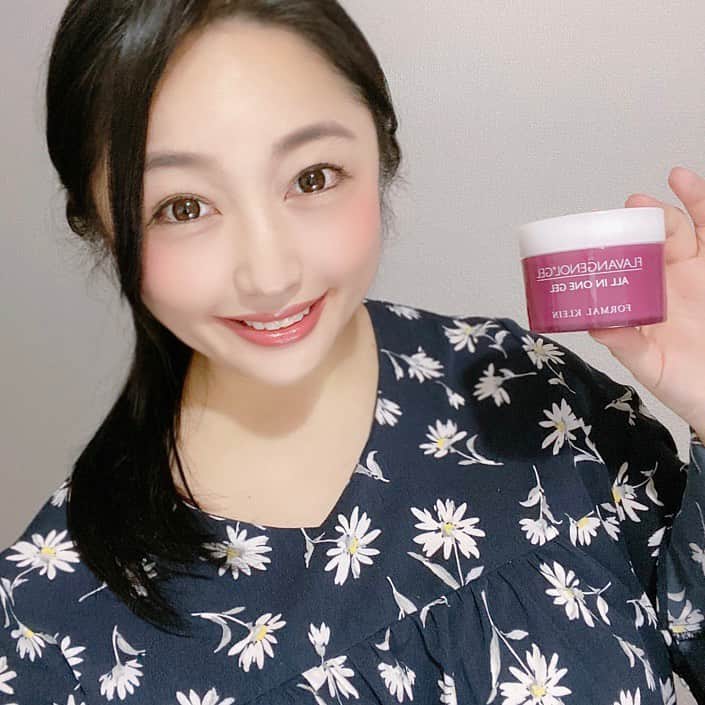 のインスタグラム：「冬も近づいてきましたので、エイジングケアはじめました✨ ＊ 乾燥肌なのでジェルじゃうるおいが足りず、オイルや美容液必須の私なんですが... このオールインワンはクリームみたいに濃厚なので1つでラクチンケアができるようになりました🤤 ありがたやー😭 ＊ ＊ つかってるうちに たるみや首のシワにもじわじわ効いてきましたよ💕 ＊ ＊ ＊ @formalklein_official  #フォーマルクライン #FORMALKLEIN #フラバンジェノール #フラビア #オールインワンジェル  #アンチエイジング #エイジングケア #若返り #アラフォー」