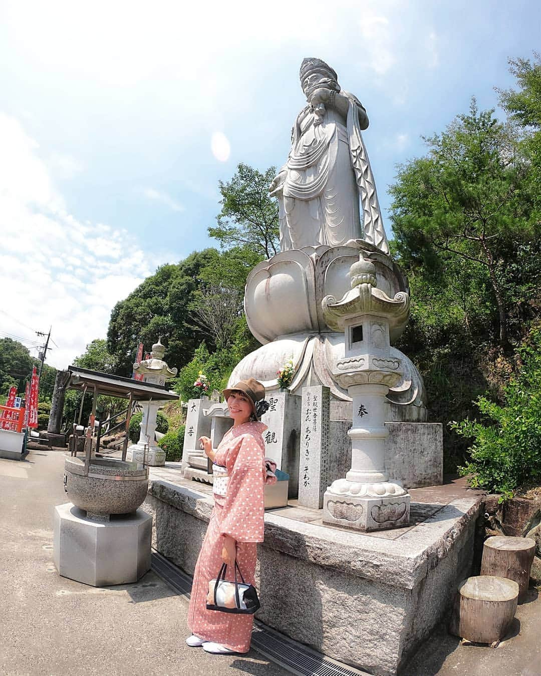 芳美リンさんのインスタグラム写真 - (芳美リンInstagram)「二度目ましての！﻿ ﻿ 岡山県井原市へ行ってきました☺﻿ ﻿ 今回は、インスタグラム活用法の勉強会のアドバイザーとして呼んでいただきました。﻿ 恐縮ですが、有り難いことです。✨　﻿ ﻿ 井原市役所の方や、観光協会、地元商店の方々など、すごく熱心で地元愛の強い方々の集まりでした。﻿ ﻿ 旅をしながら、配信してきた経験が、﻿ 地域活性に少しでも役立てるなら、こんなに嬉しいことはありません。﻿ ﻿ これからも旅のご縁を大切に活動していきたいと、改めて感じました。﻿ ﻿ ﻿ 写真は前回撮影で訪れた#嫁いらず観音院　にて。﻿ ﻿ 嫁いらず、とは嫁なんていらない！﻿ ではなく、、﻿ ﻿ 老いても嫁の手を煩わすことなく、健康で幸せな生涯を全うできる﻿  ようにとのことです。✨ ﻿ 着ている着物は、名産品の井原デニム👏 デニムには見えないですよね！﻿ モダンで可愛い♥﻿ ﻿ ﻿ もう一つ嬉しかったのが、﻿ #スイスデリスアンバサダー 仲間の @cao_life ちゃんが、﻿ ﻿ 岡山から井原まで会いに来てくれました✨﻿ ﻿ かおしちゃんは初★井原だったそうです☺♥﻿ ﻿ スイスのご縁が井原まで繋がるなんて✨﻿ ﻿ 今回は日帰りであまり時間なかったので、﻿ 次は泊まりで会いに行きます✨﻿ ﻿ ﻿ ﻿ @ibaragram﻿ #岡山#井原#嫁いらず観音﻿ #イバラグラム﻿ #イバラグラマー﻿ #ibaragram﻿ #井原デニム#井原デニムストア﻿ #夏着物﻿ #kimono#デニム着物﻿ #地域活性化#旅モデル﻿ #旅したくなるフォト #japantrip #旅行 #travelstagram #旅人 #lynn_trip #旅 #travelme #trave #traveler #トラベラー ﻿ #旅好きな人と繋がりたい﻿ #travelholics﻿ #goprojp#goproのある生活」11月17日 20時04分 - lynn.lynn5