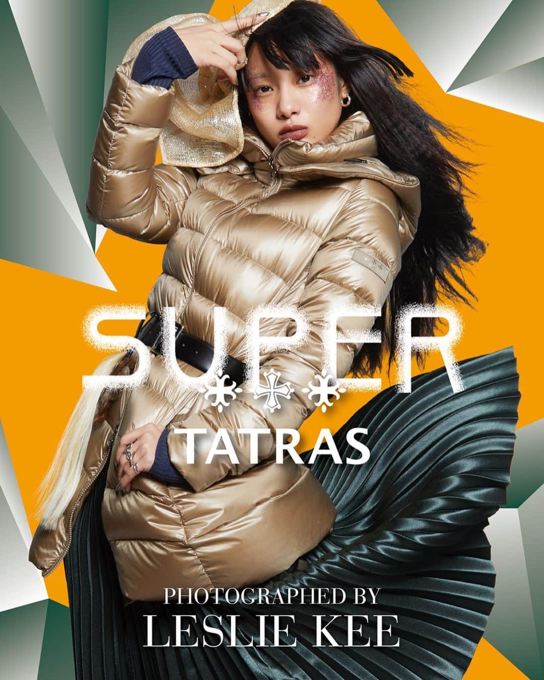 のインスタグラム：「The new SUPER TATRAS campaign shot by renowned photographer, Leslie Kee @lesliekeesuper ⁠⠀ #TatrasOfficial #SuperTatras #TatrasPeople⁠⠀ ______⁠⠀ #Tatras #downjackets #fashiondetails #totallook #lesliekee  #hikaruota #yushirota #sumire #amiaya #bambi #fashioncampaign」